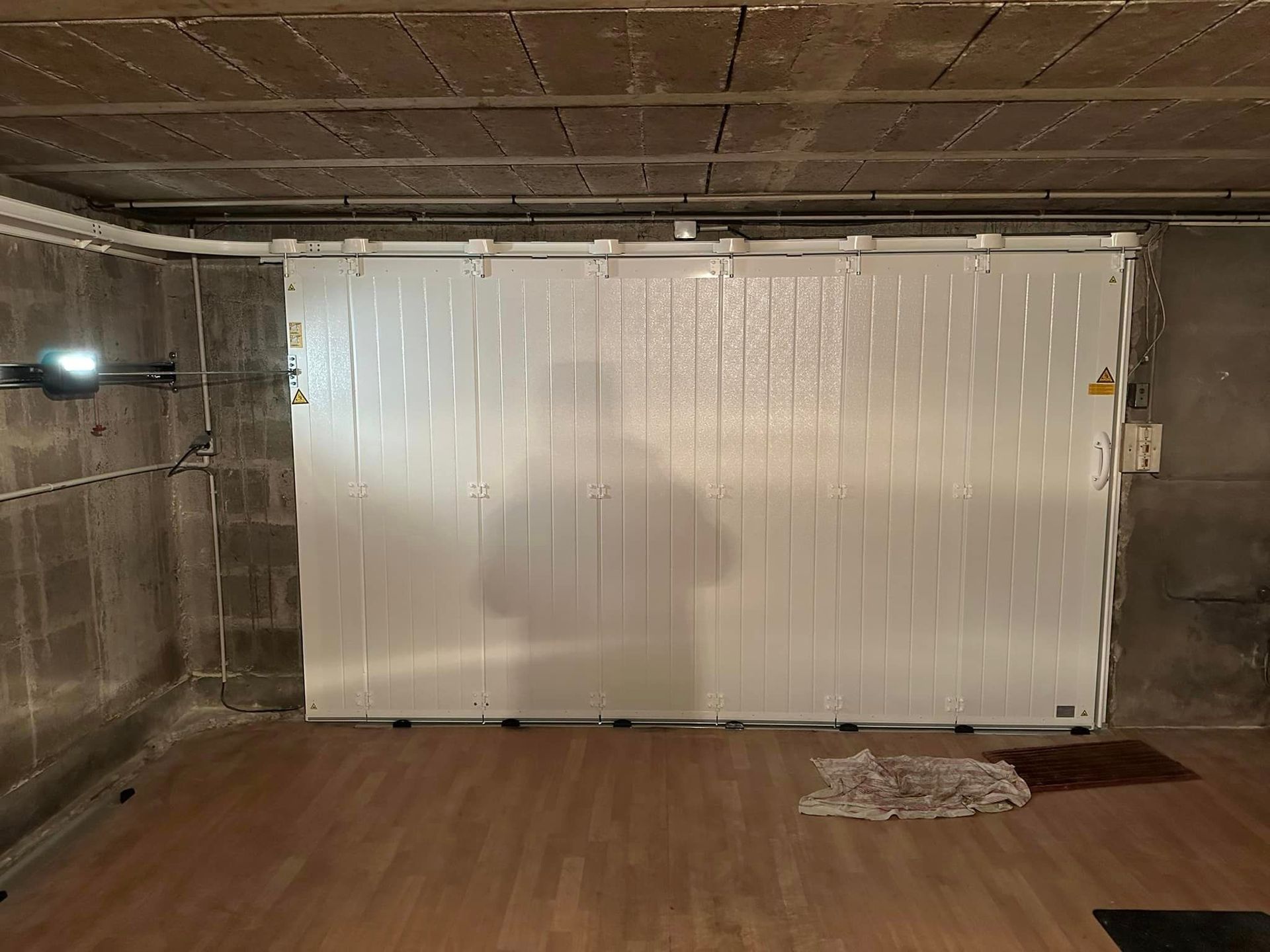 Porte de garage coulissante en vue intérieure