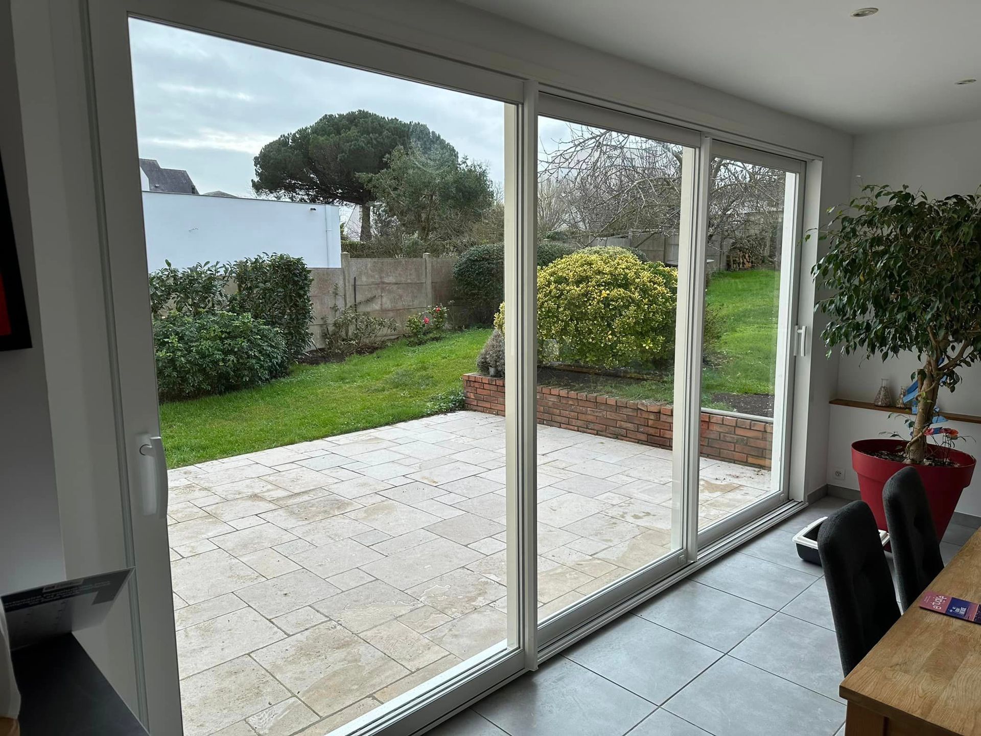 Baie vitrée coulissante en vue intérieure