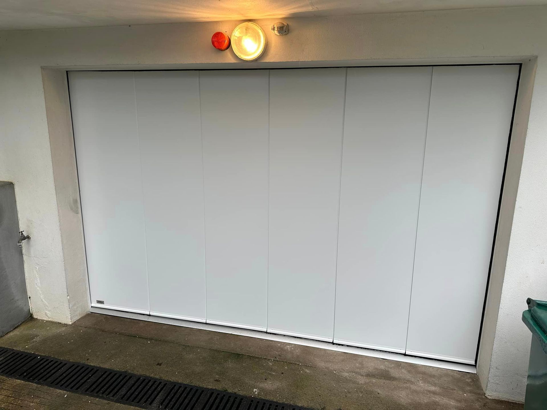 Porte de garage coulissante en vue extérieure