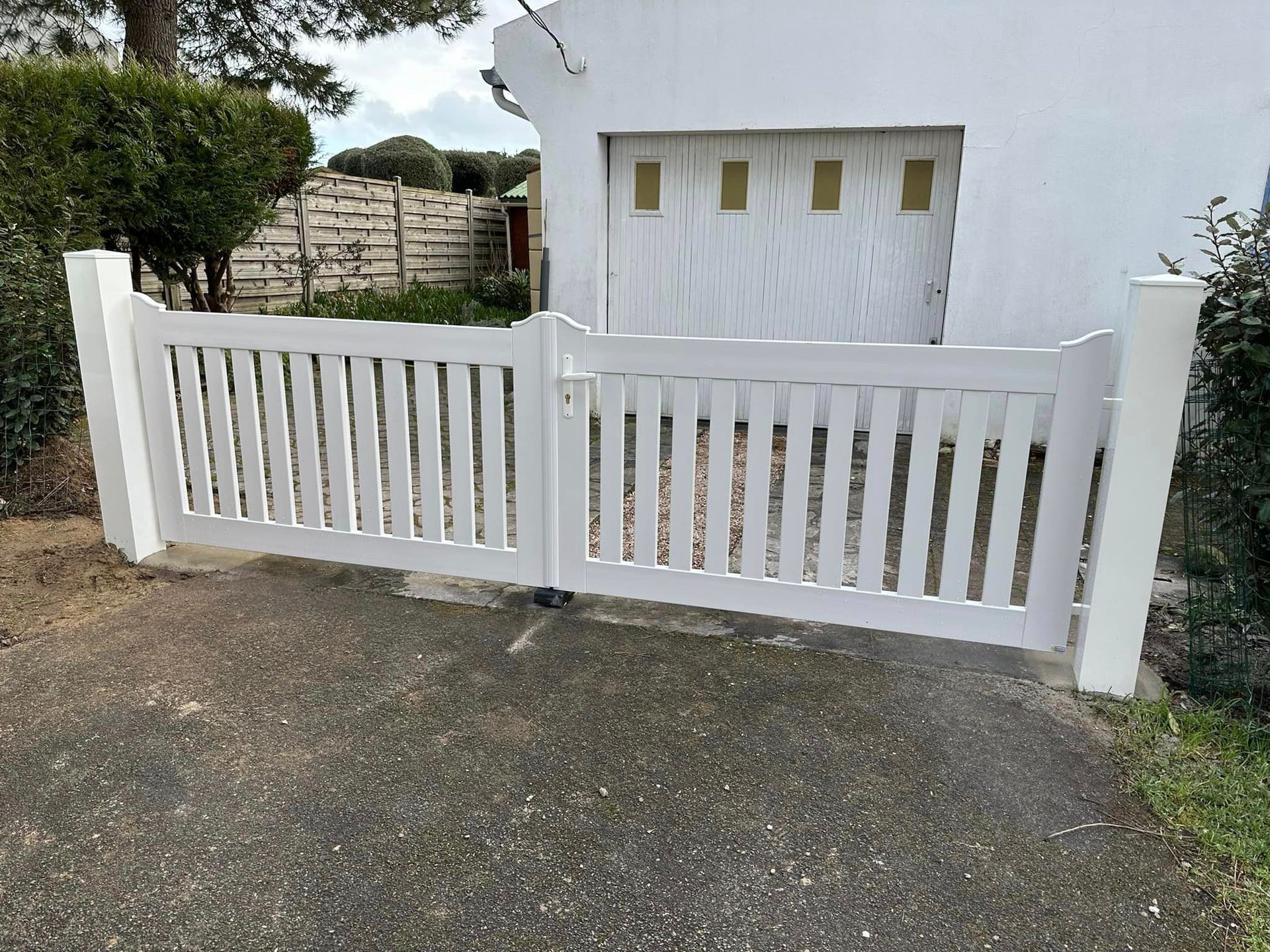 Portail manuel en PVC blanc