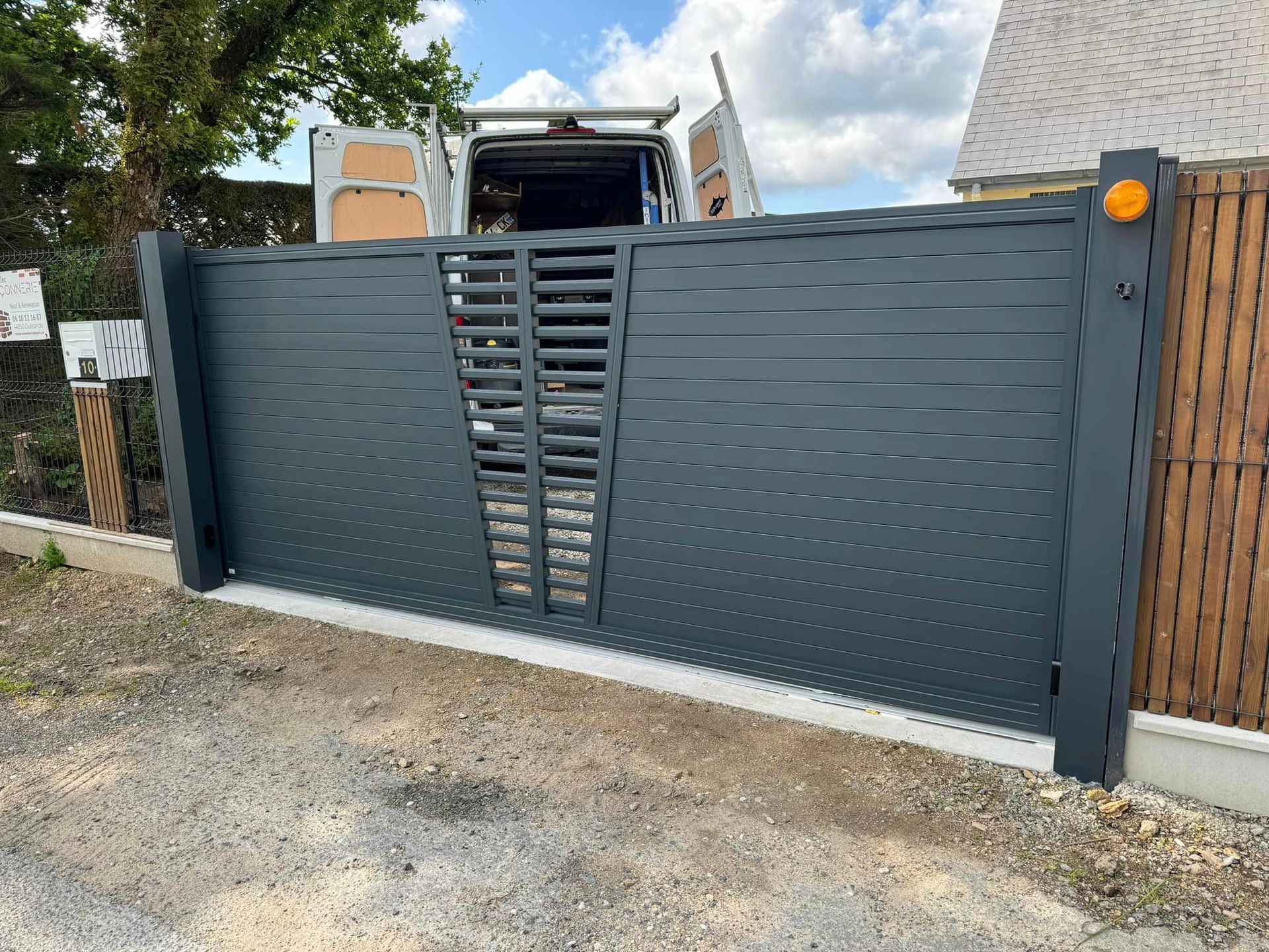 Vue extérieure de portail motorisé gris anthracite