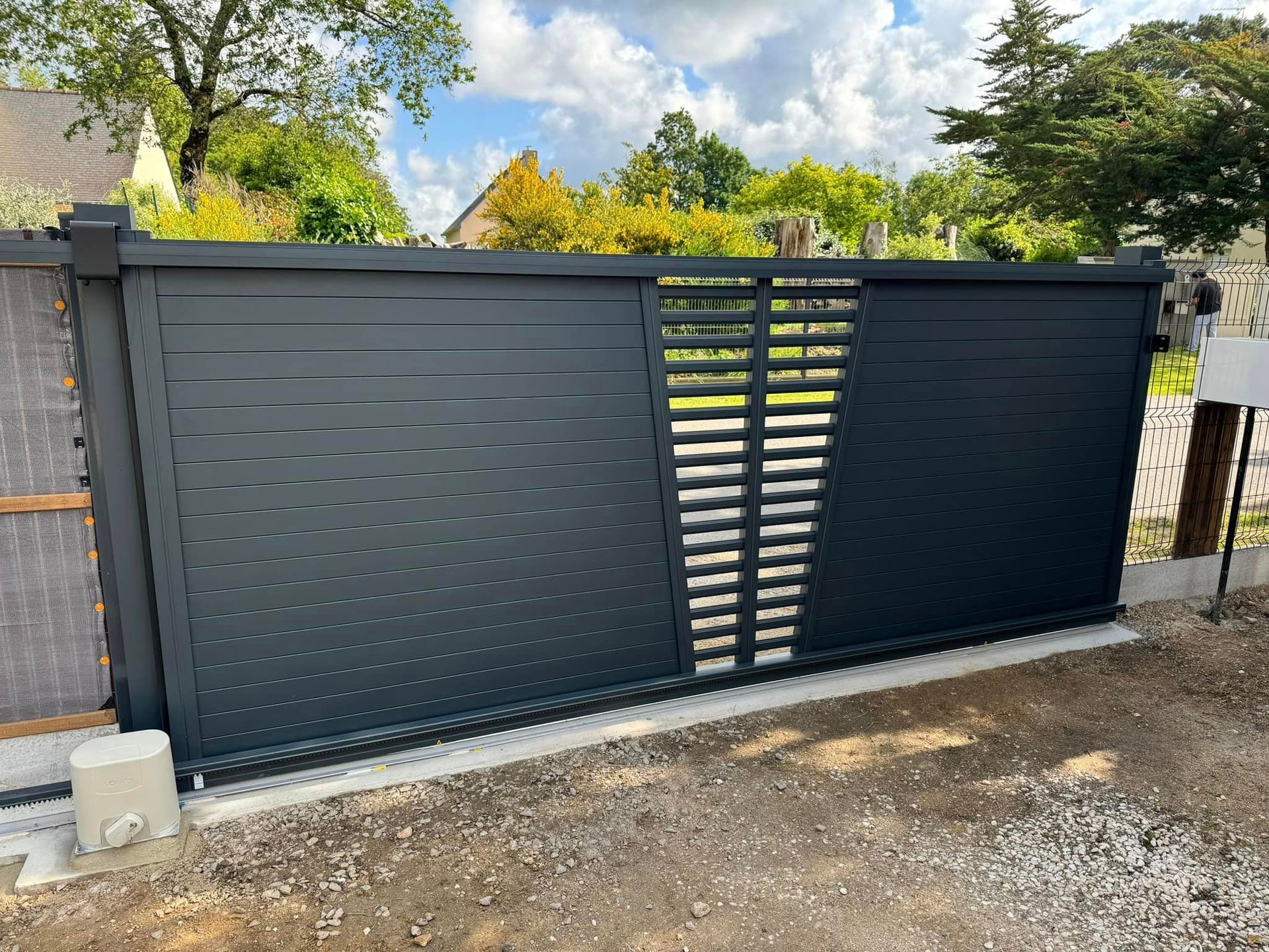 Vue intérieure de portail motorisé gris anthracite