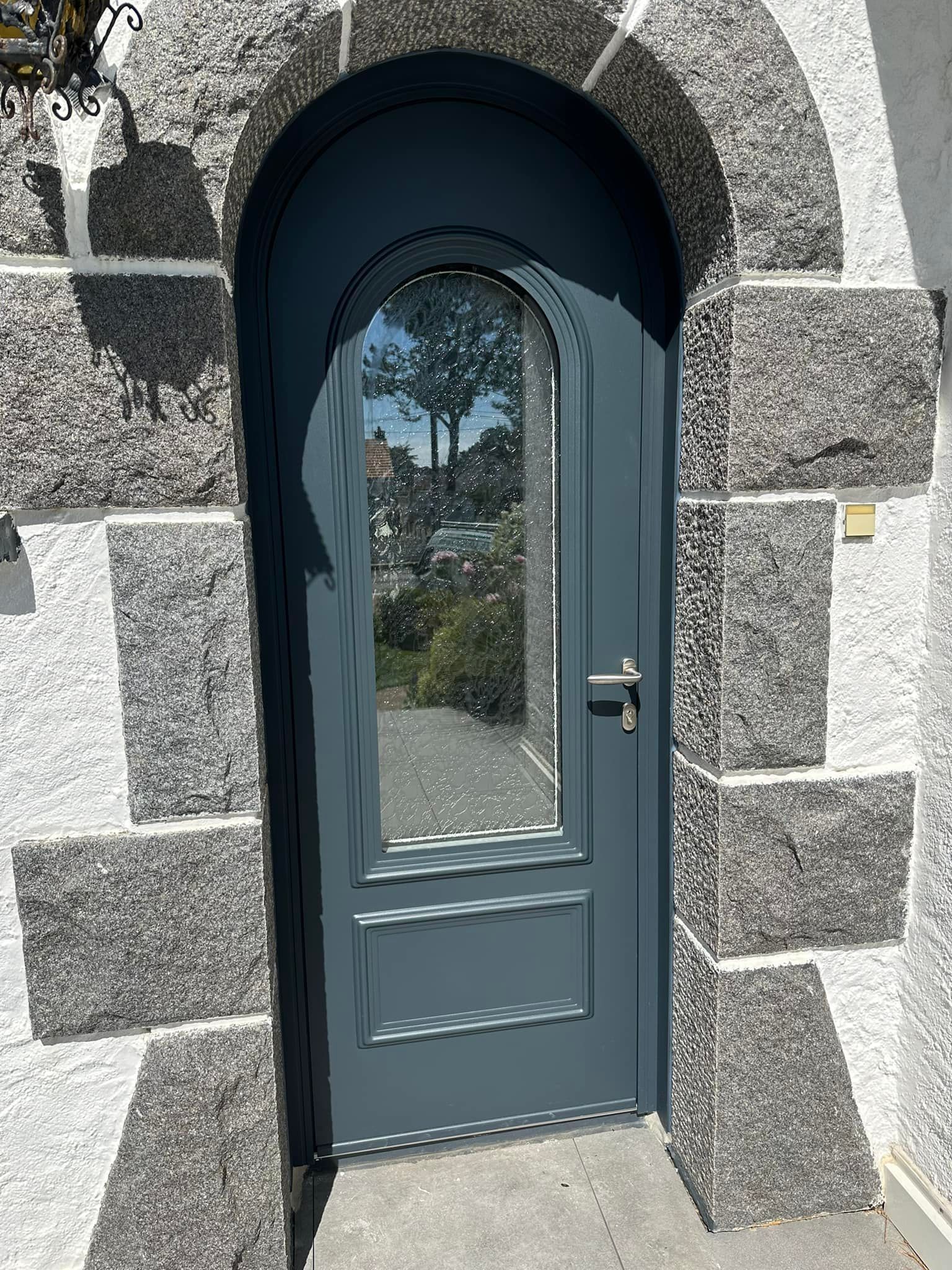 Porte d'entrée cintrée