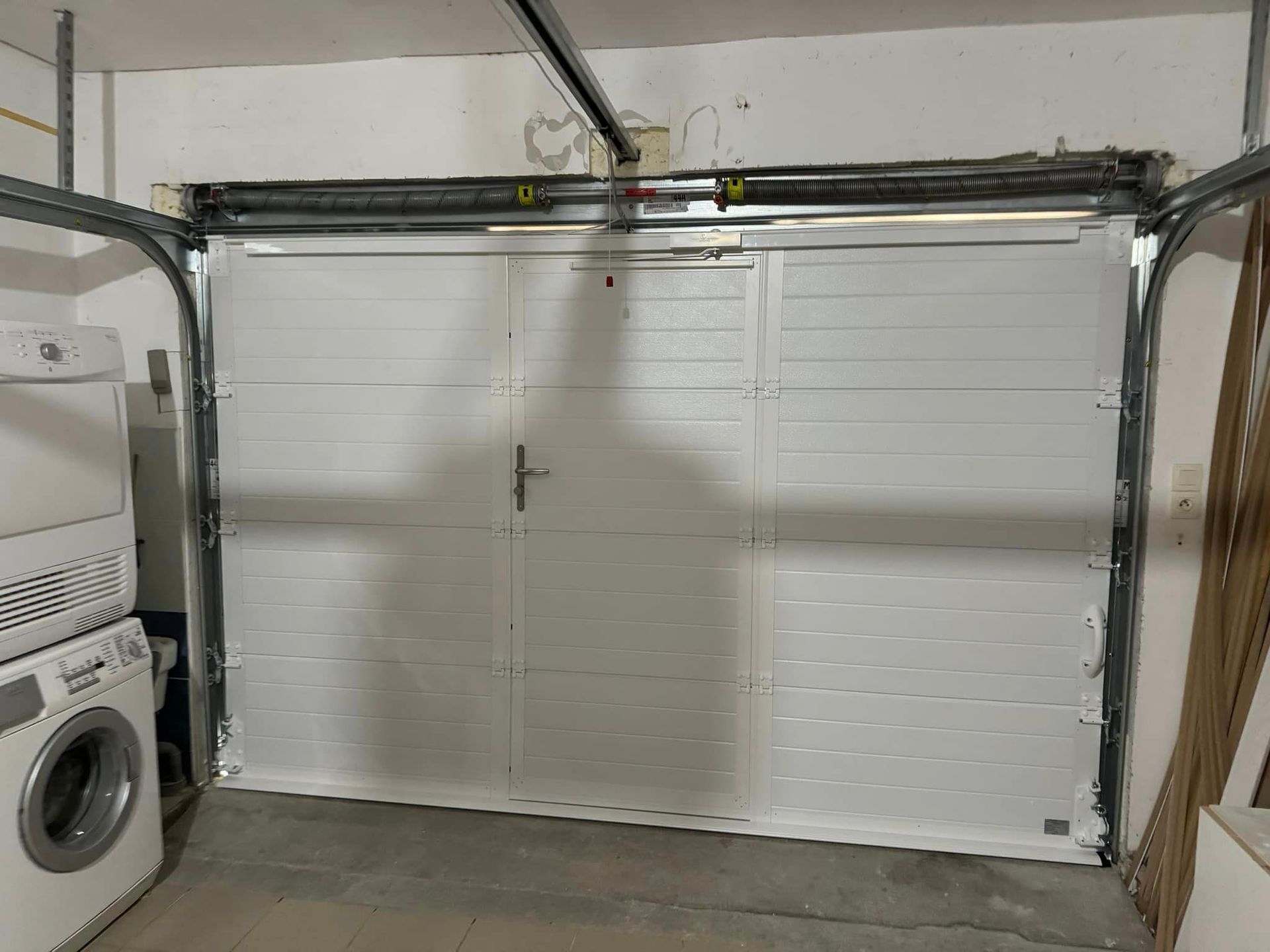 Porte de garage sectionnelle blanche prise de l'intérieur