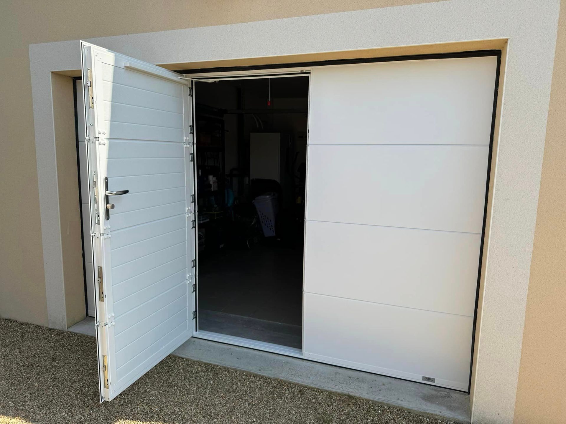 Porte de garage sectionnelle blanche avec porte intégrée ouverte