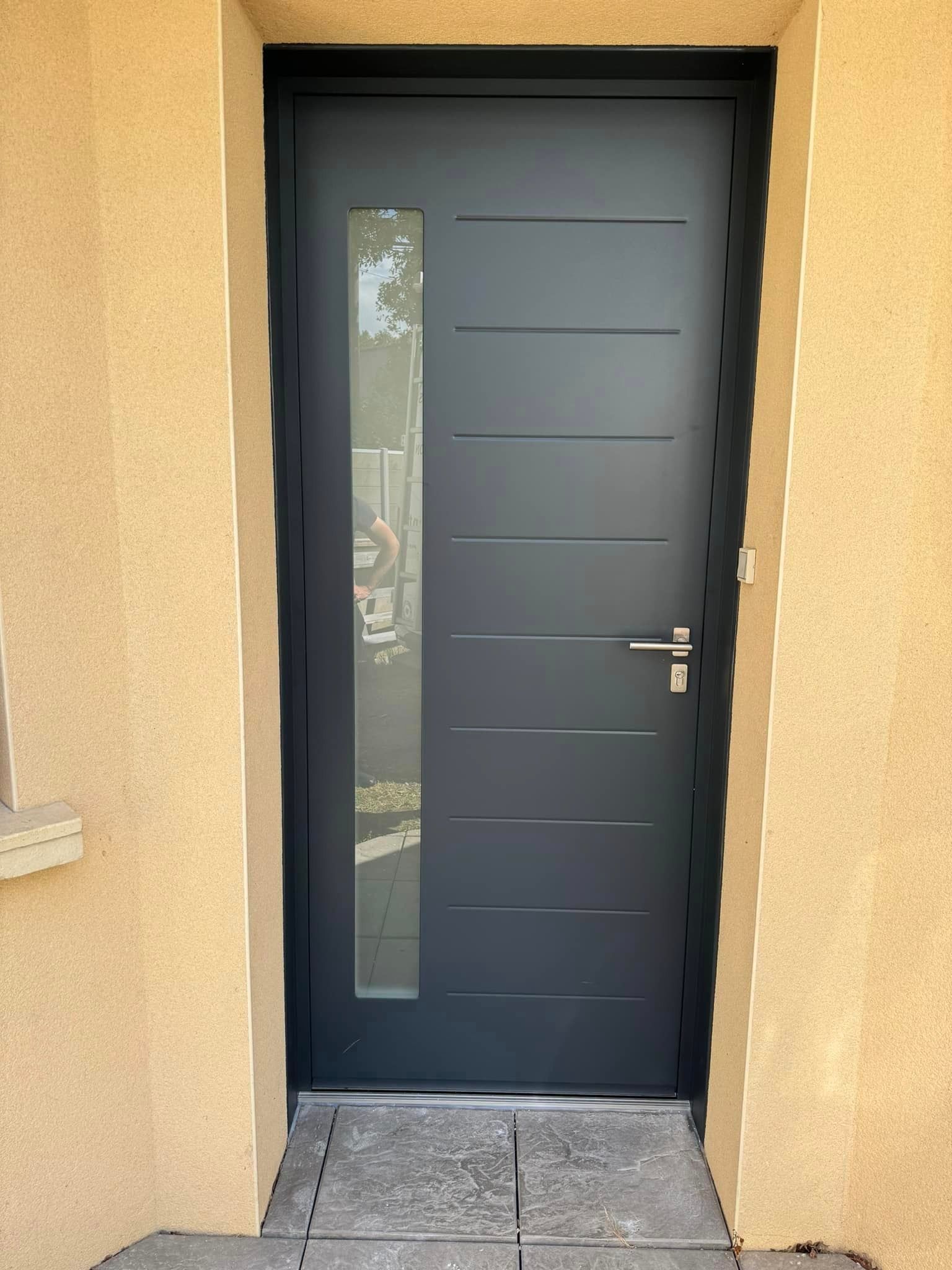 Porte d'entrée gris anthracite prise depuis l'extérieur