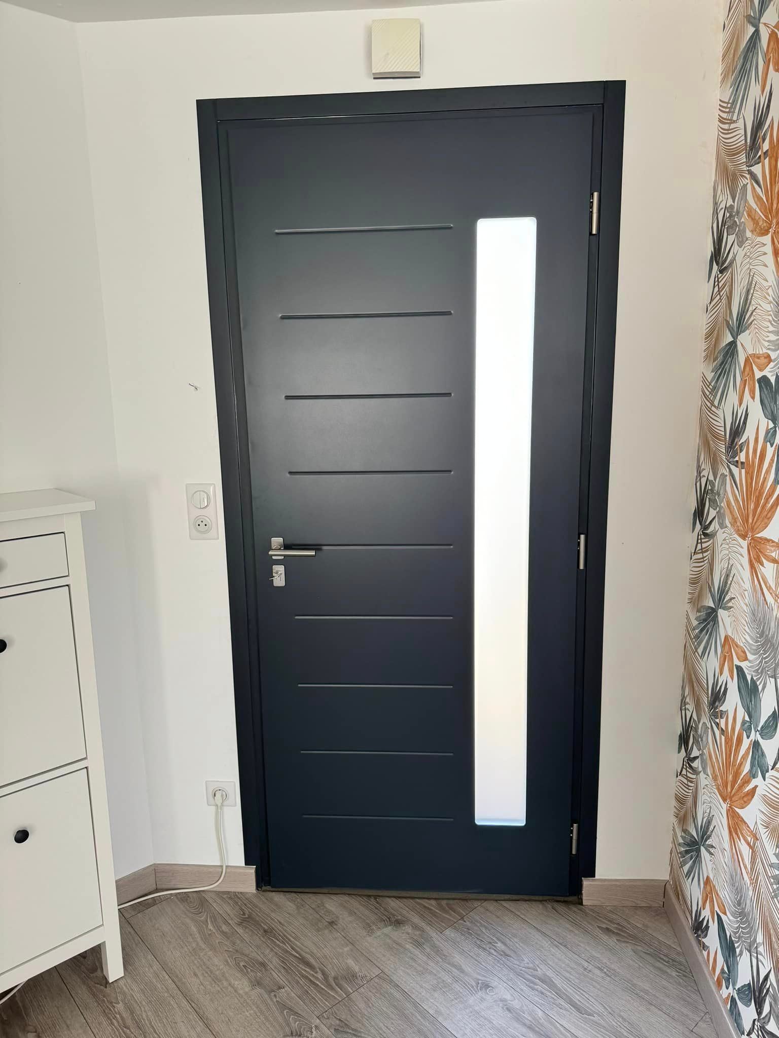 Porte d'entrée gris anthracite prise depuis l'intérieur
