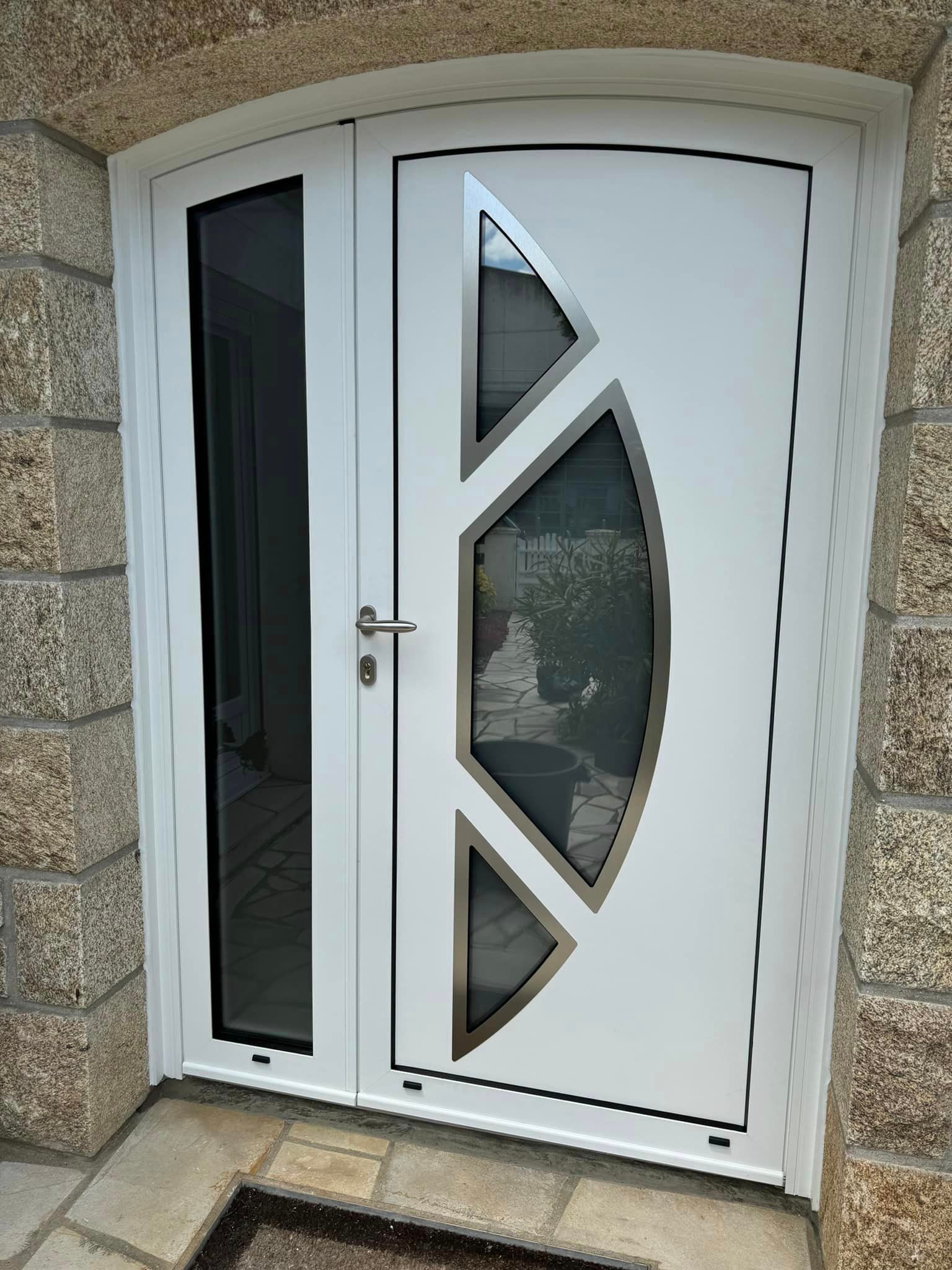 Porte d'entrée blanche depuis l'extérieur