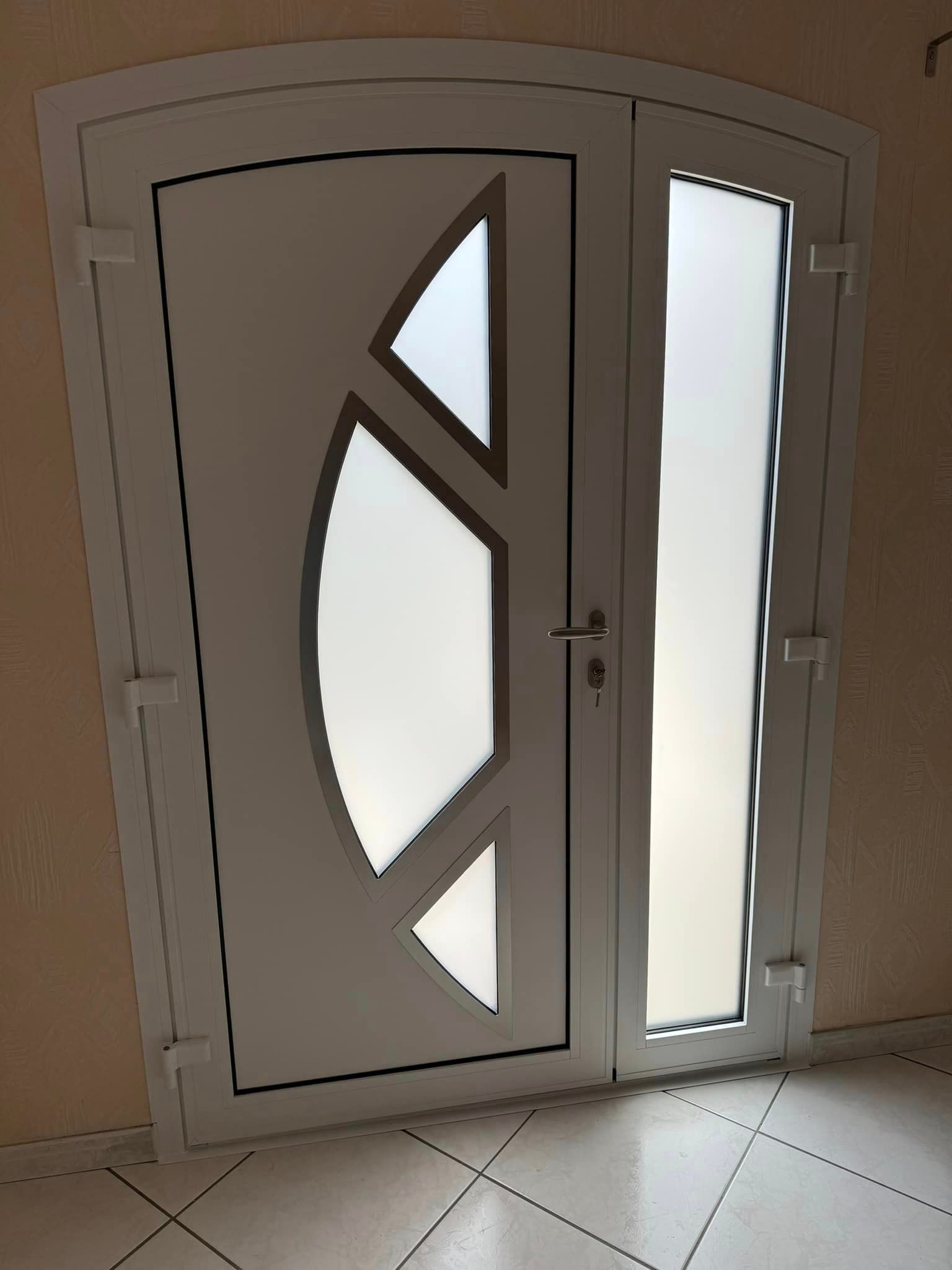 Porte d'entrée blanche depuis l'intérieur