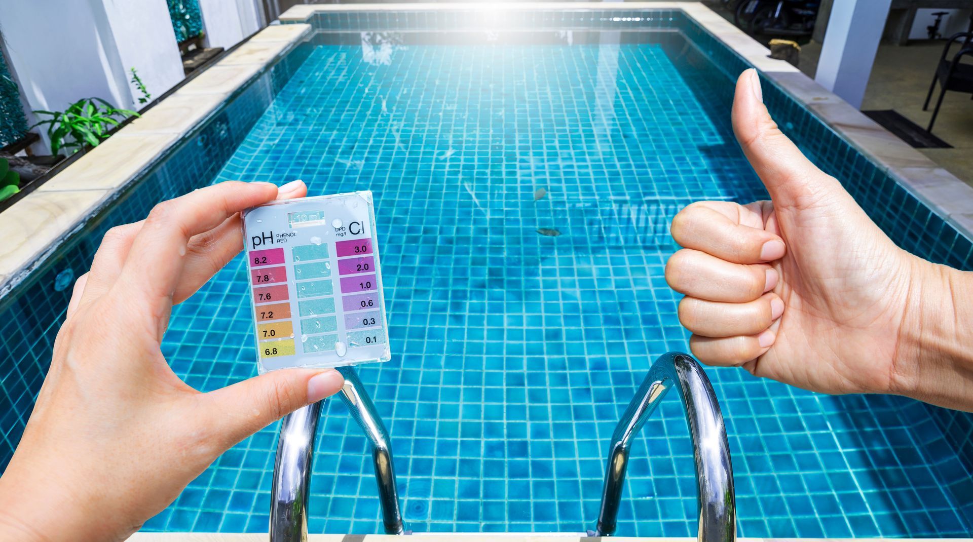 Analyse d'eau de piscine avec un pouce en l'air