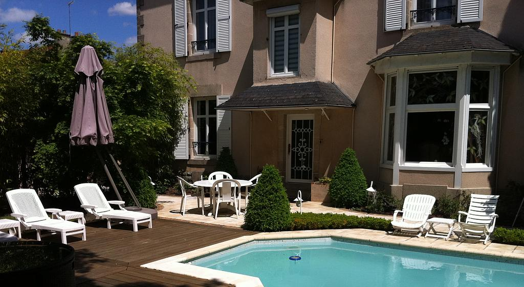 devanture maison avec accessoires de jardin