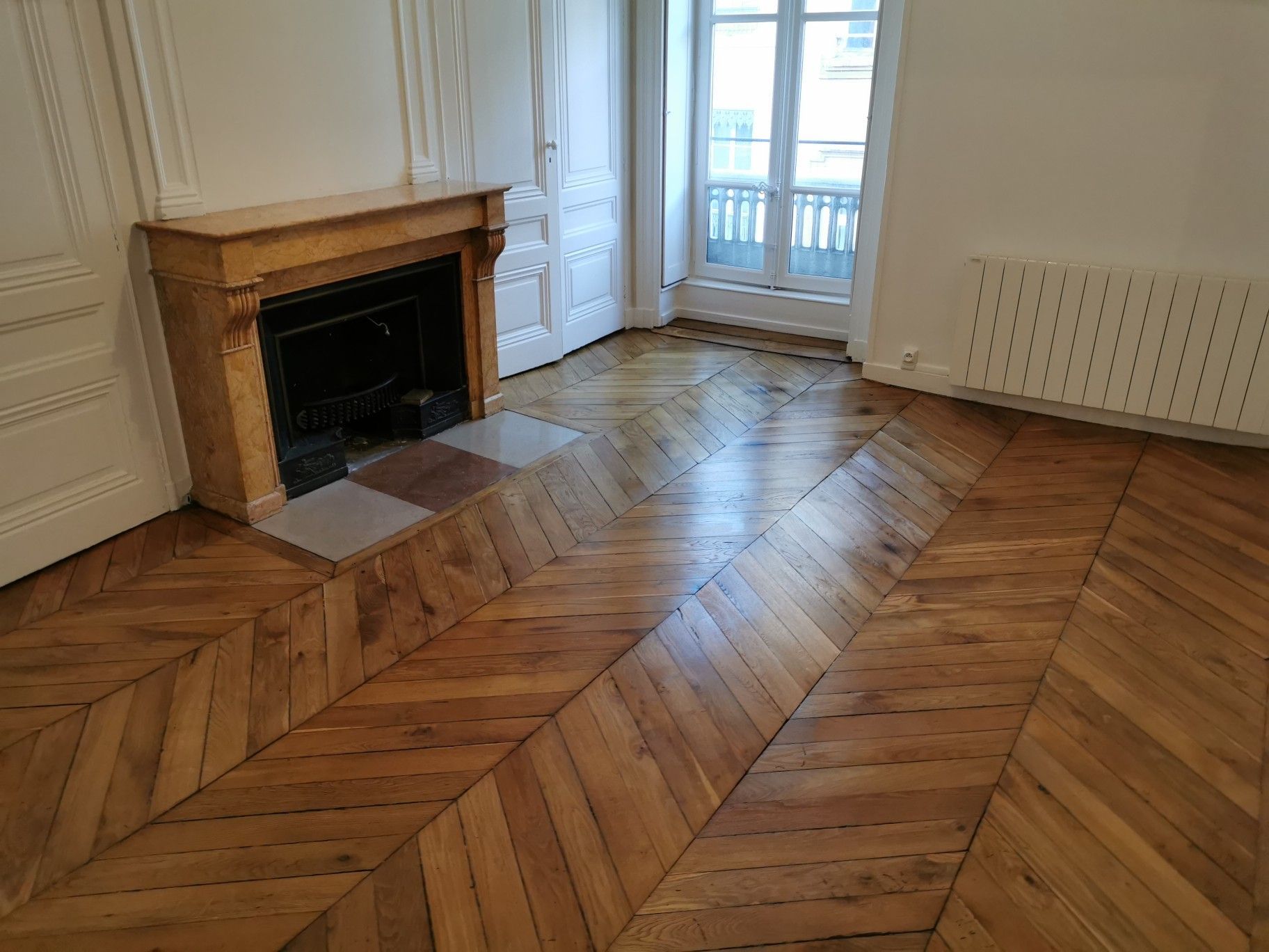 Une vitrification et un cirage de parquet.