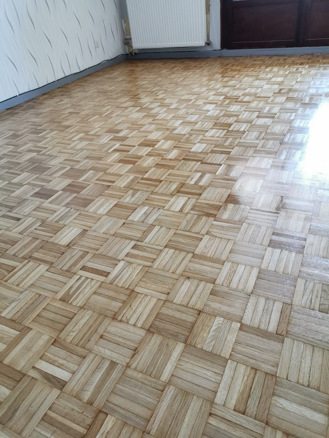 Un parquet parfait après son traitement et son cirage.