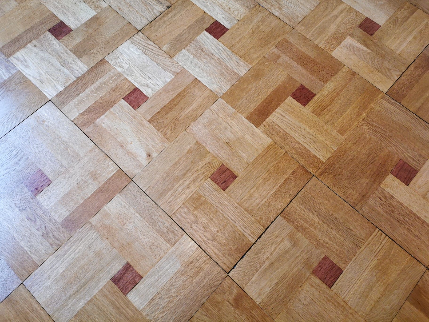 Un sol en parquet qui a été restauré.