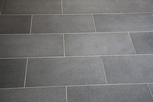 Un sol en carrelage gris.