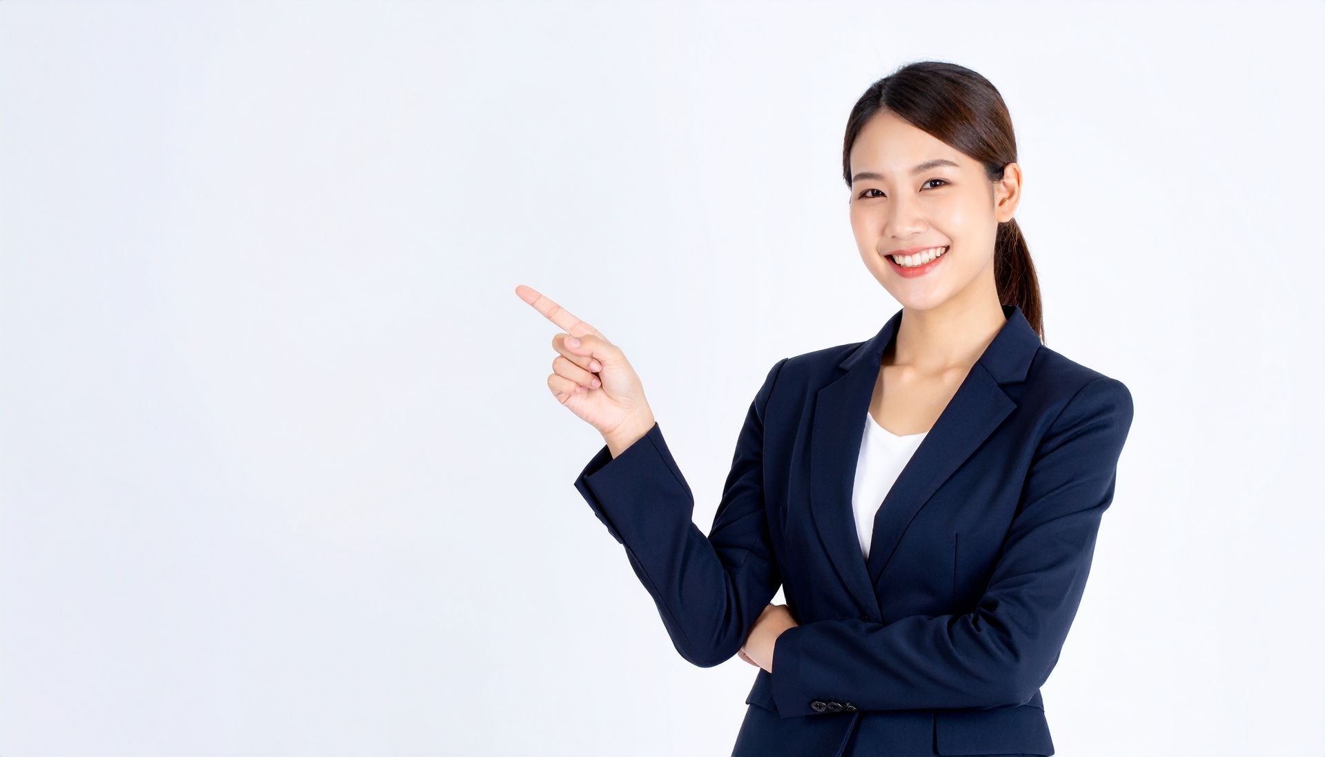 Une femme souriante qui montre le texte du doigt.