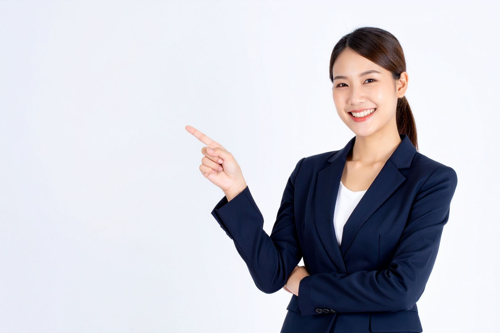 Une femme de type asiatique qui désigne quelque chose.