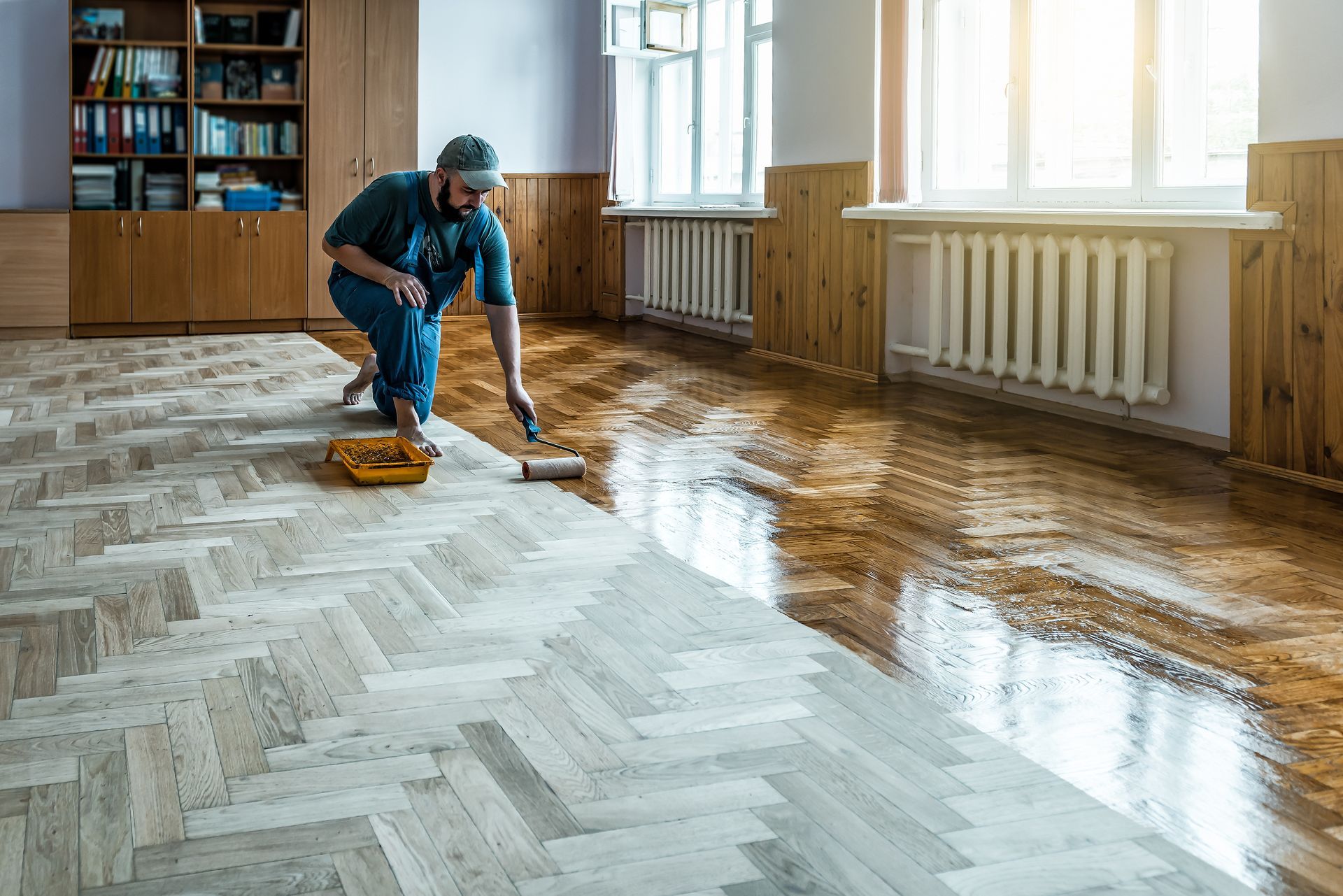 Un cirage de sol en parquet avant et après.