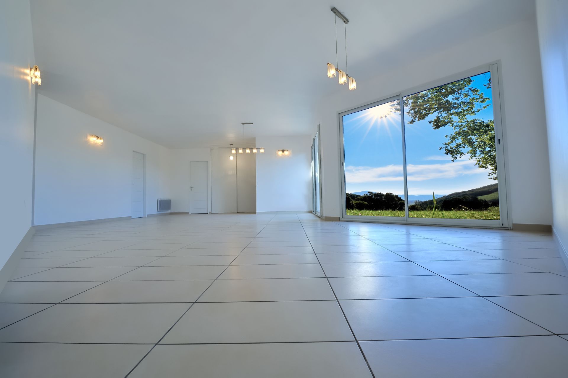 Un sol en carrelage propre.