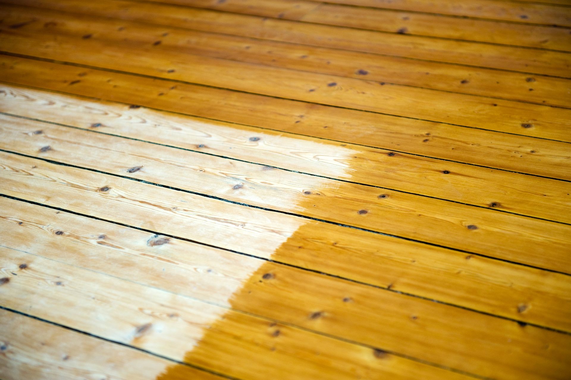 Un sol en parquet avant et aprés sa restauration.