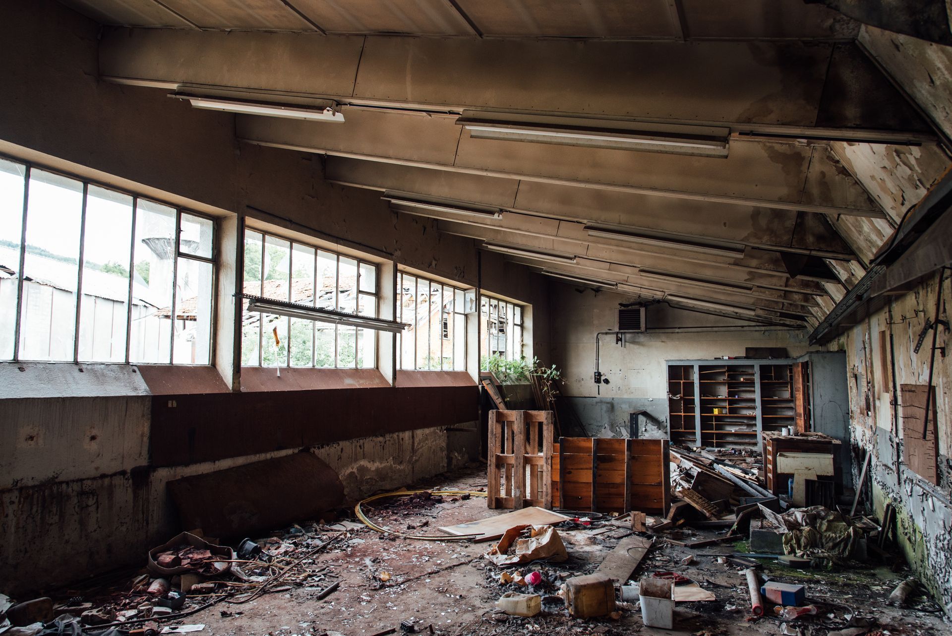 Un local professionnel abandonné.