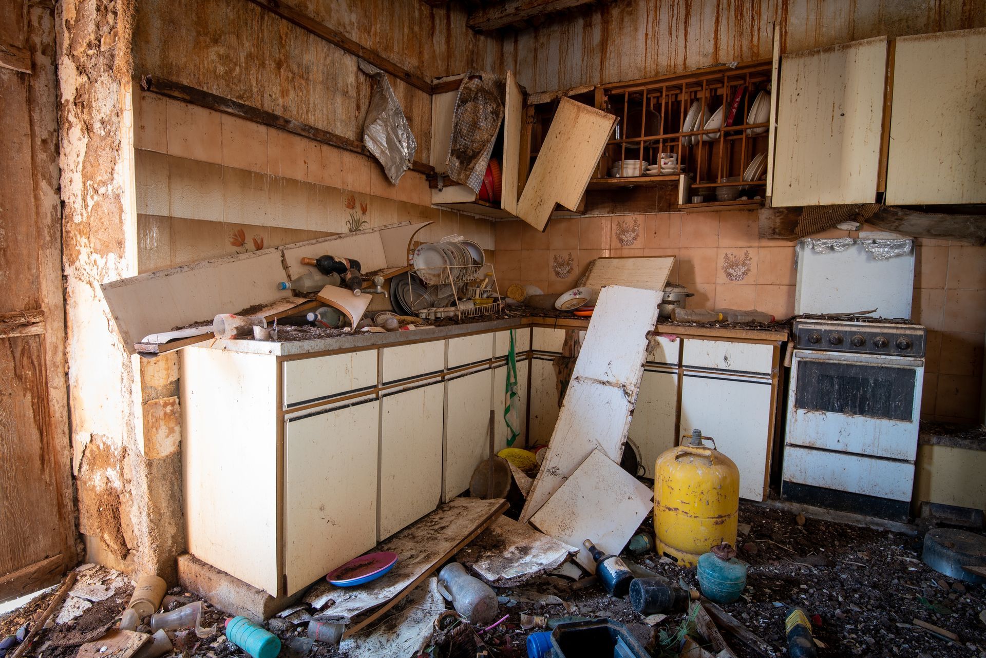 Une pièce très encombrée et très sale.