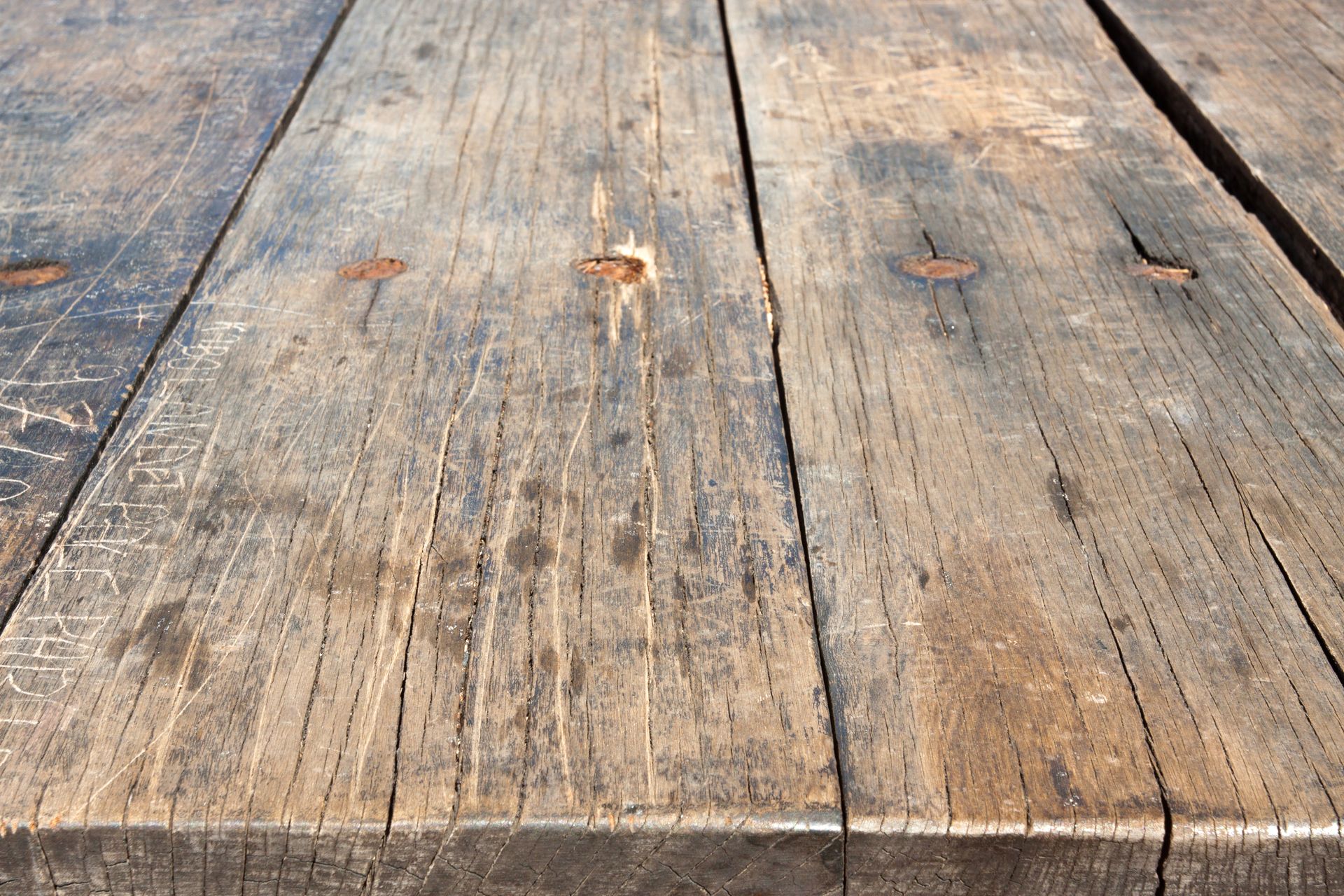 Un sol en parquet brut.