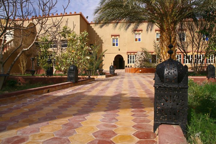 Un sol en tommette jaune et rouge.