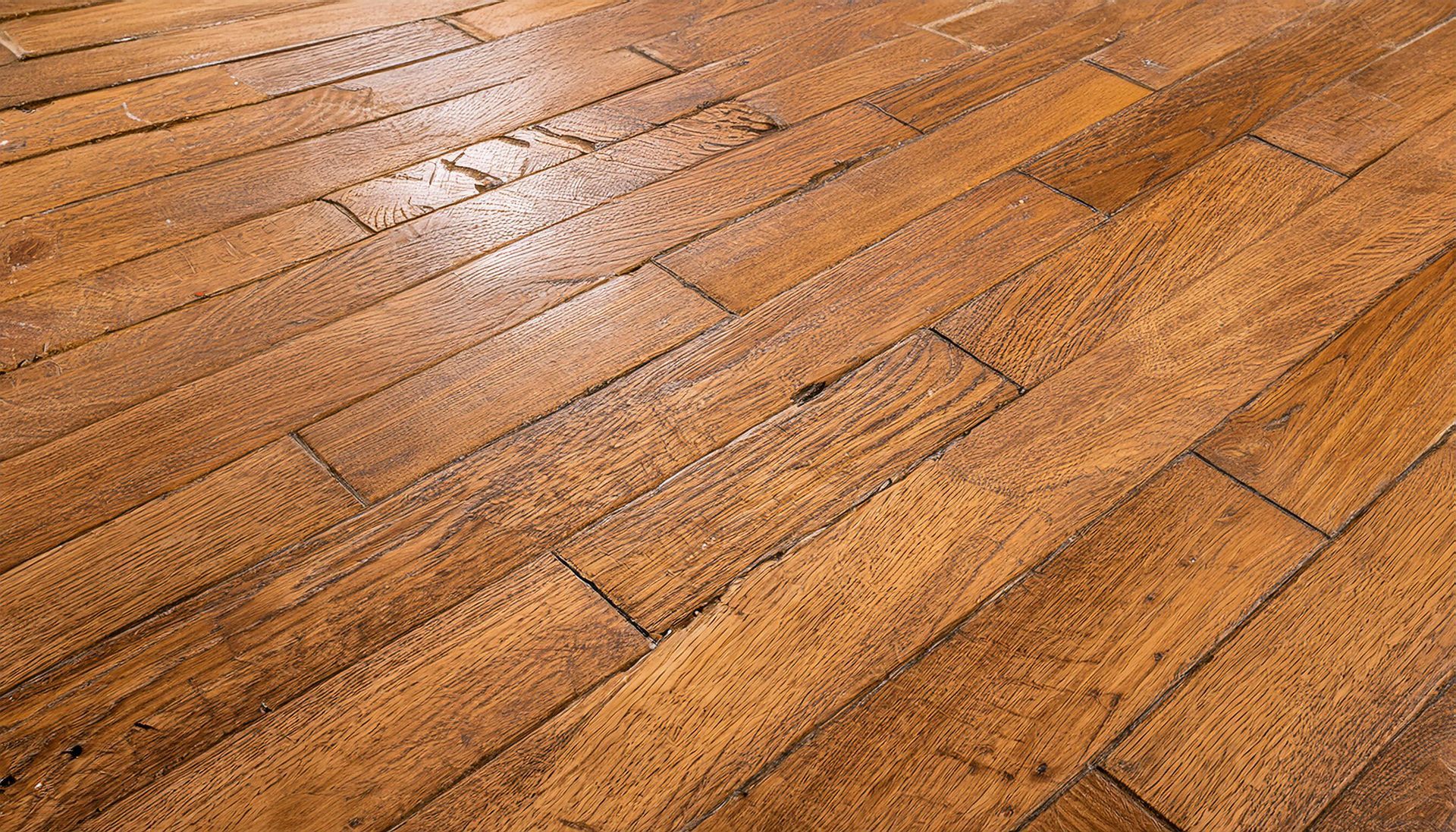 Un sol en parquet marron.