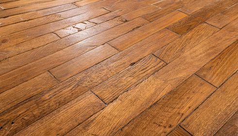 Un sol en parquet marron.