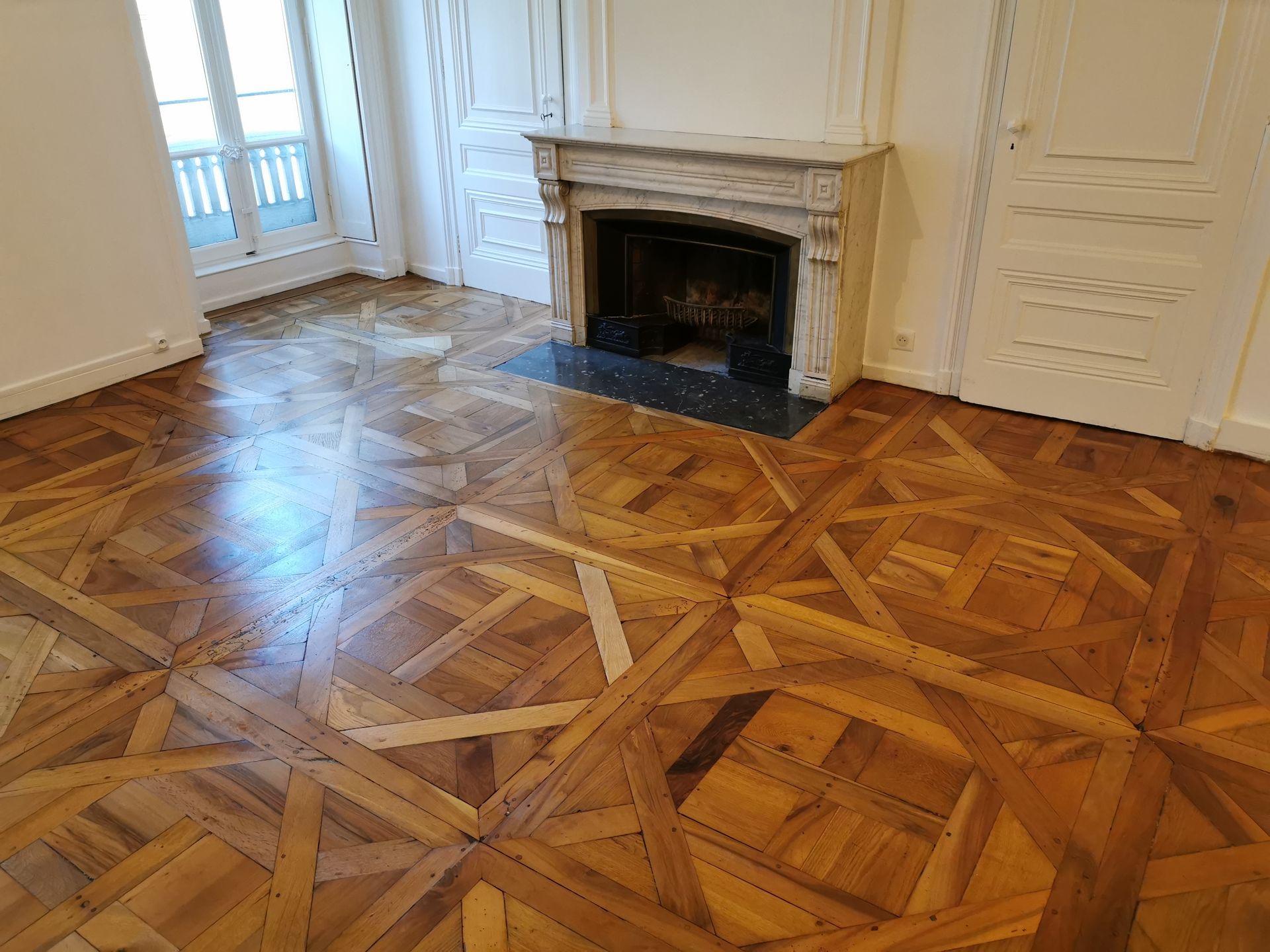 Un sol en parquet et une cheminée.