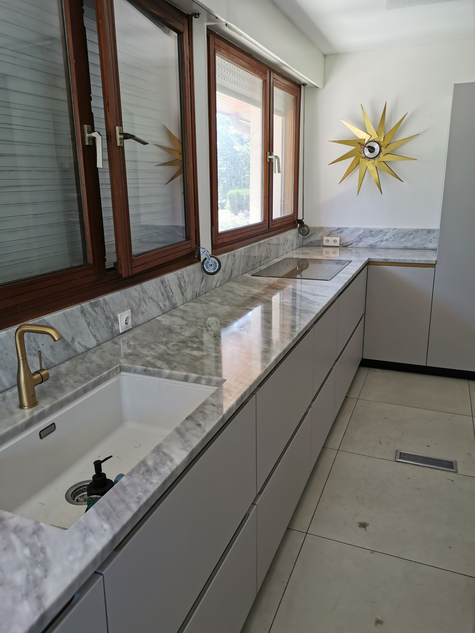 Le plan de travail d'une cuisine en marbre.