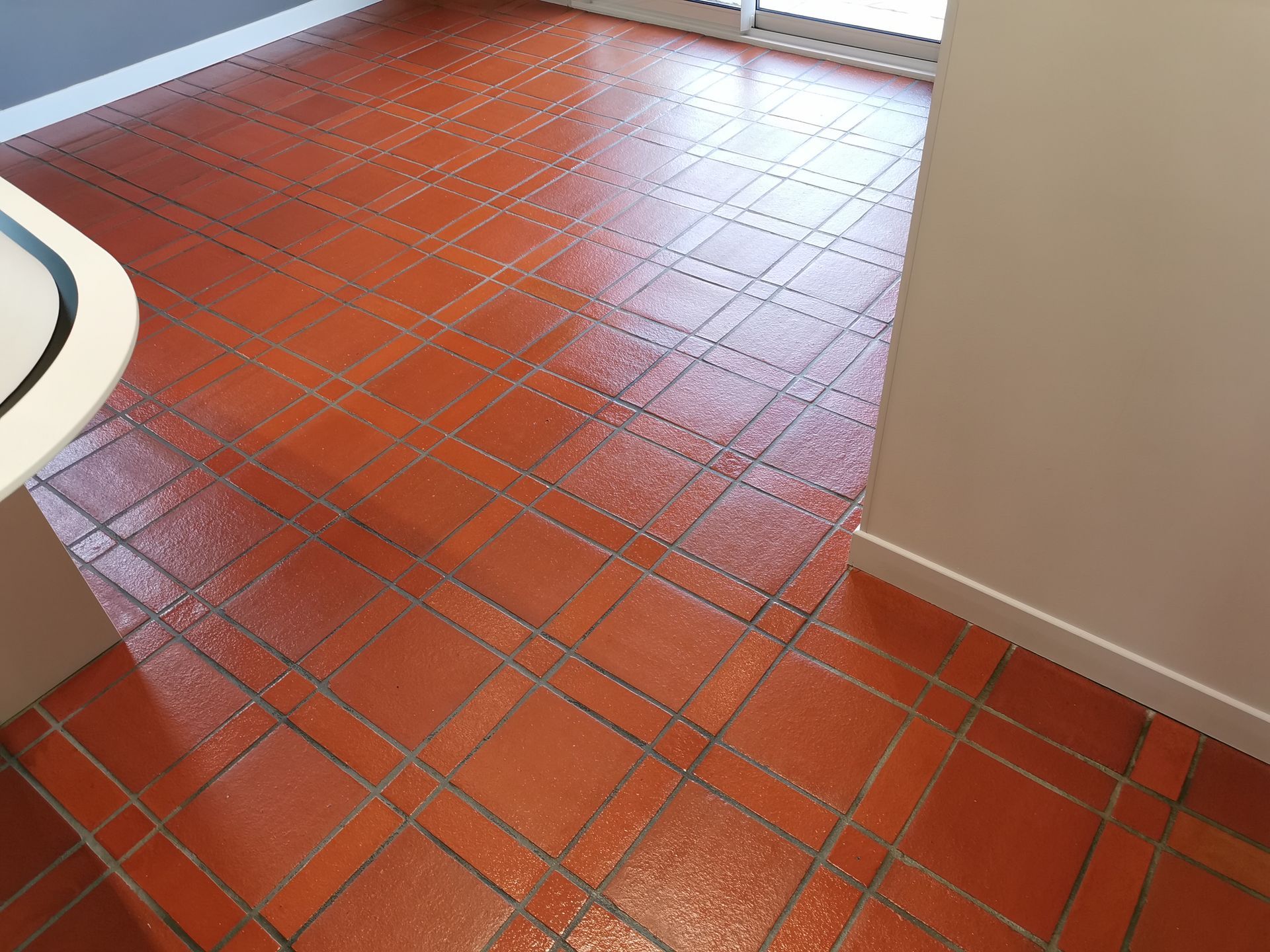 Un sol en tomettes rouges.