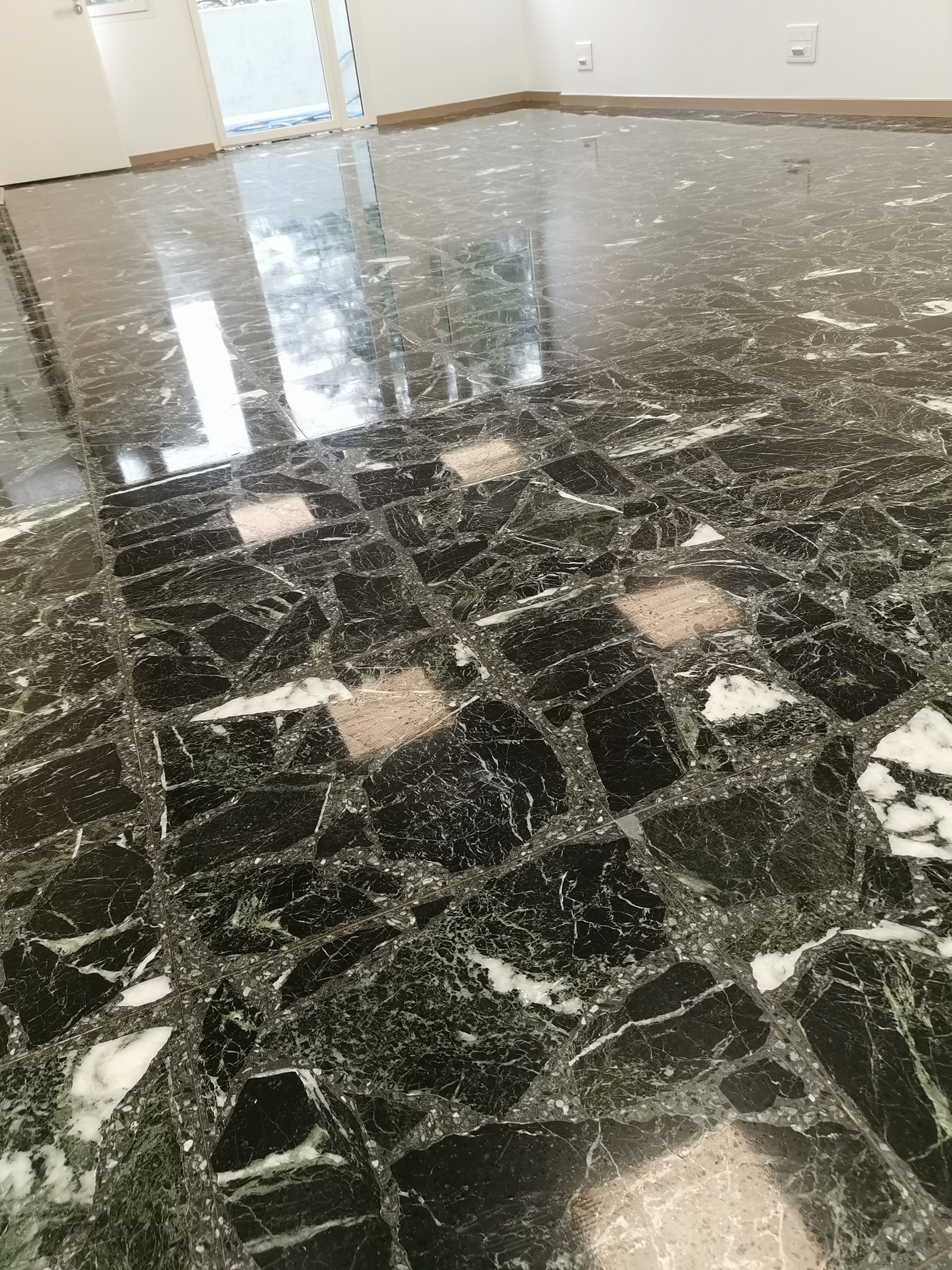 Une surface en marbre grise et noire.