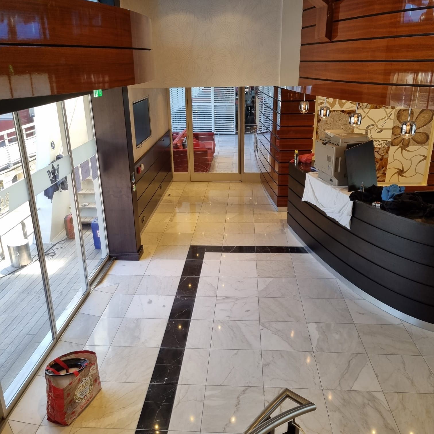 Un hall de lieu public lors d'un nettoyage industriel.