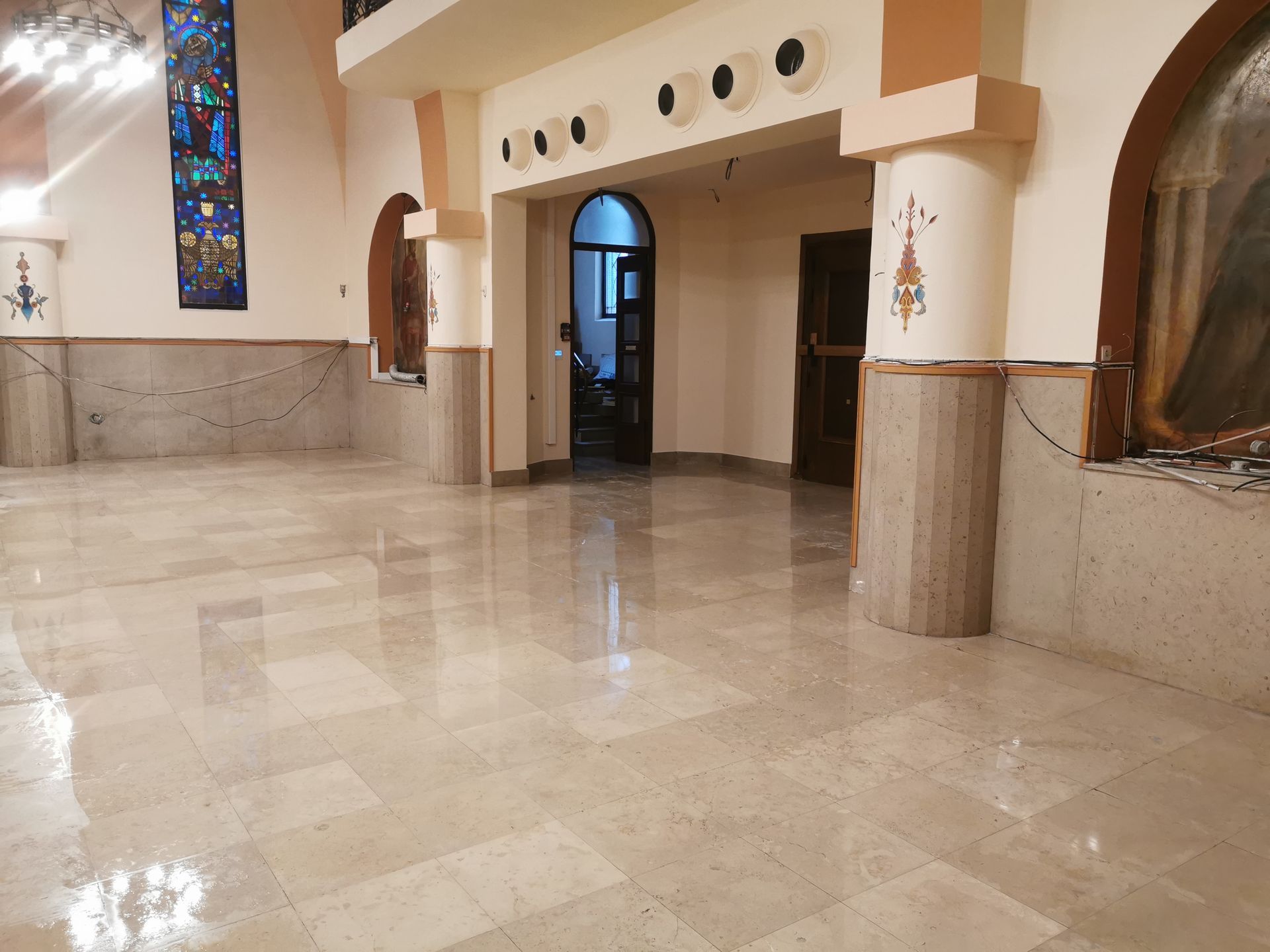 Une grande salle faite de sol en marbre blanc.