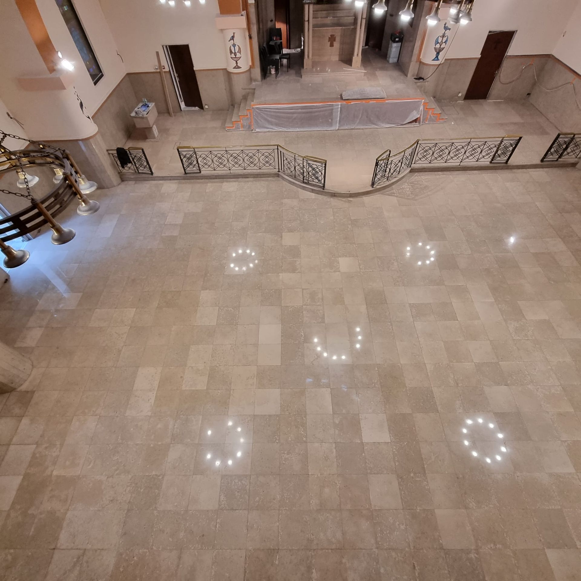 Une pièce après une restauration de son sol en marbre.