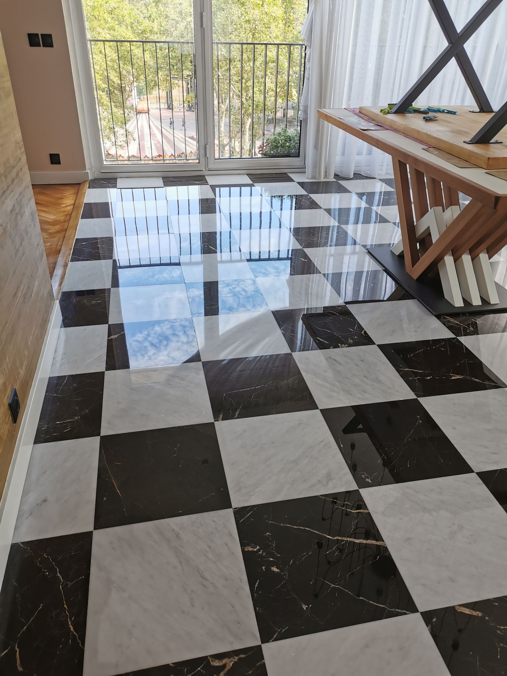 Un sol en marbre et en damier noir et blanc.