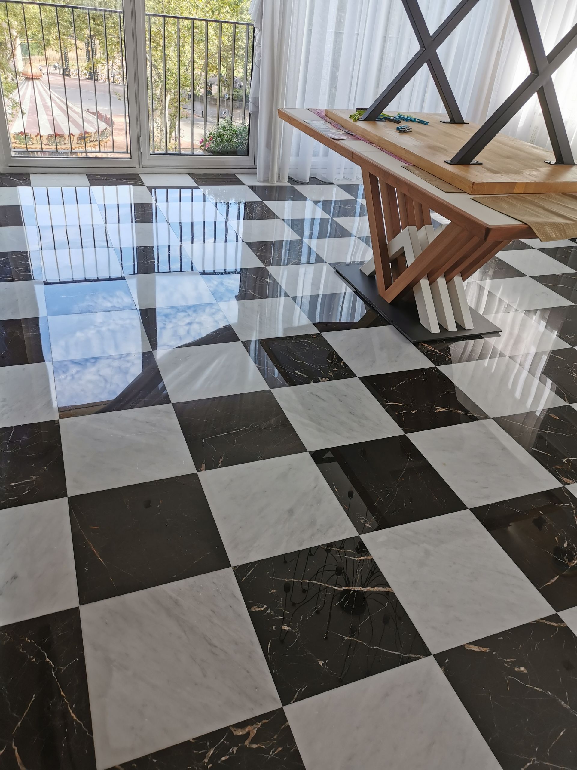 Un sol en marbre et en damier.