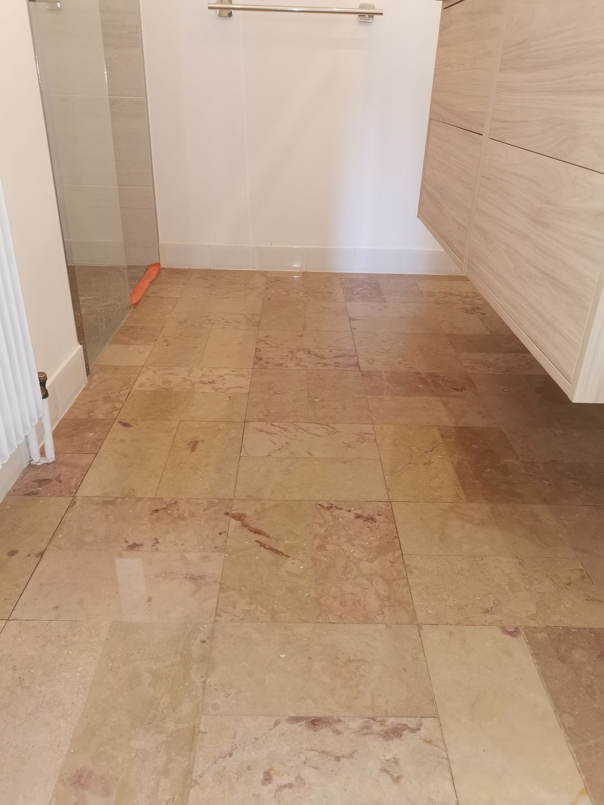 Une salle de bains avec un sol en travertin.