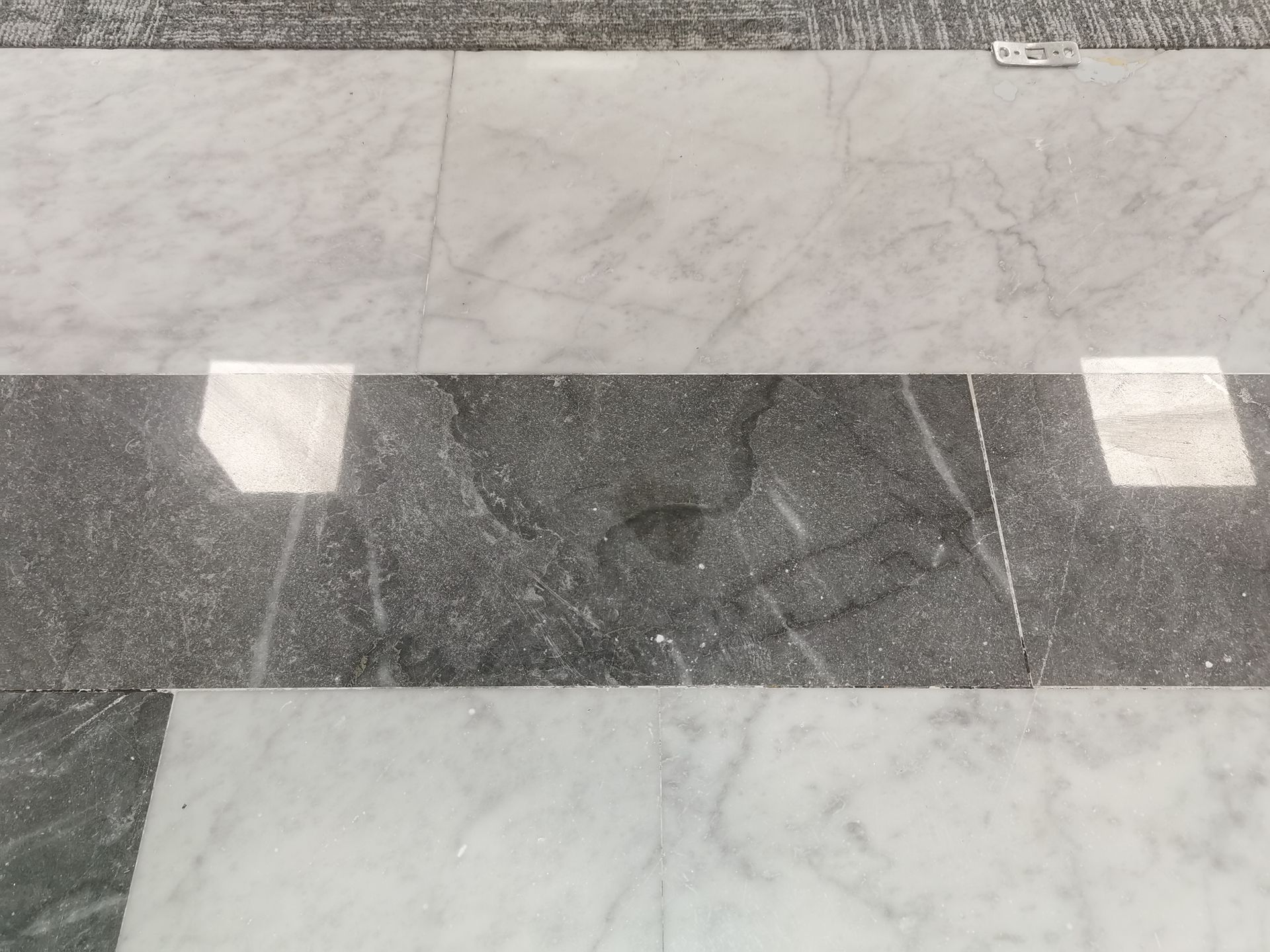 Un sol en marbre blanc et noir.