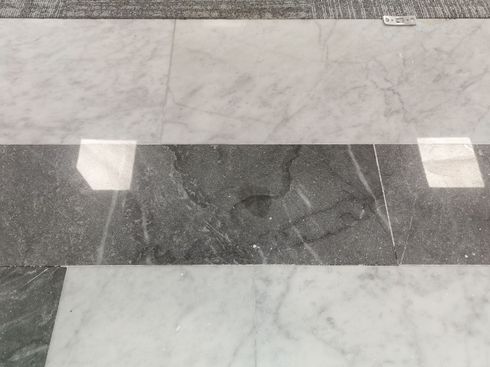 Un sol en marbre blanc et noir.