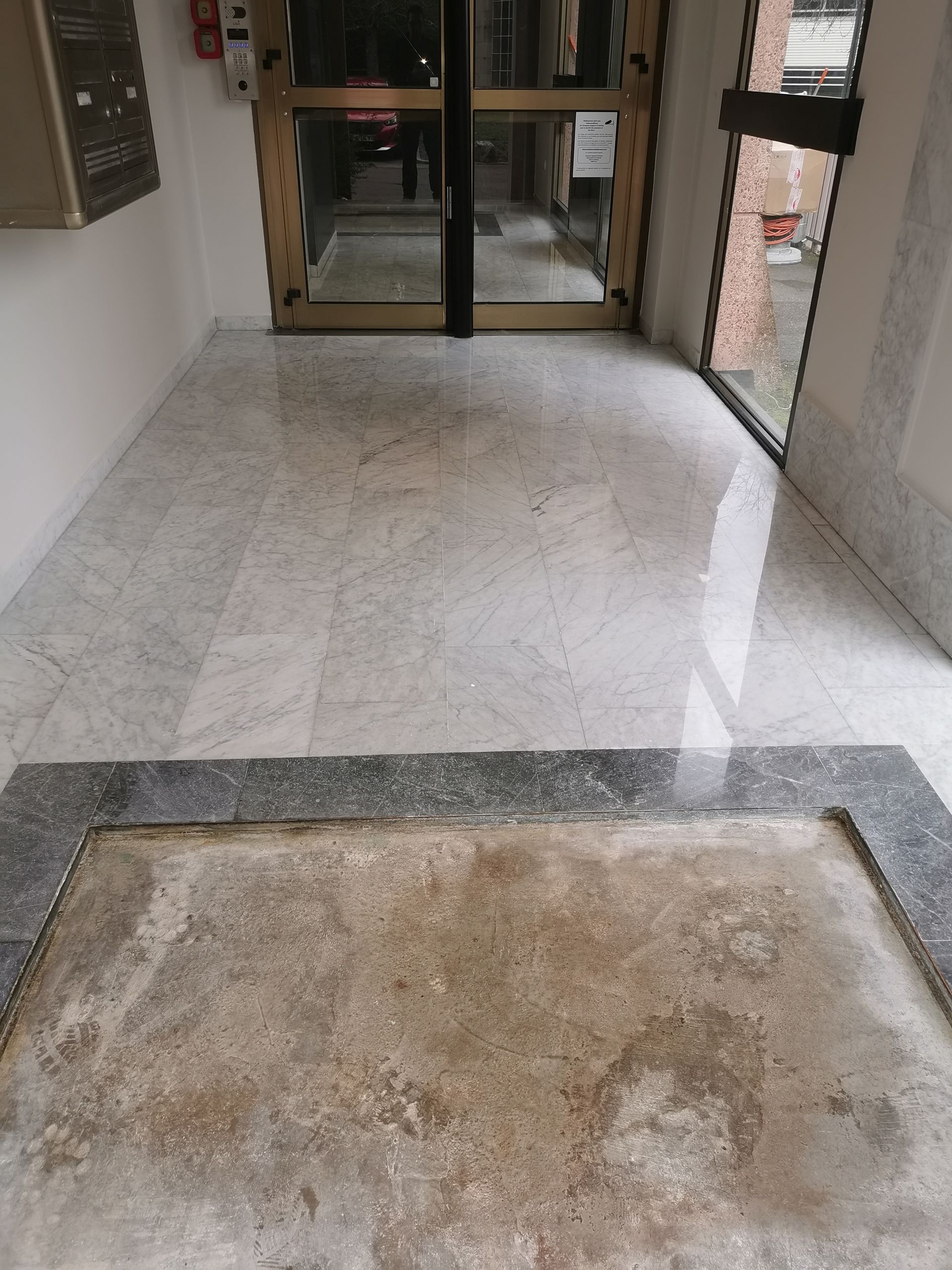 Un sol fait de marbre gris en carreaux.