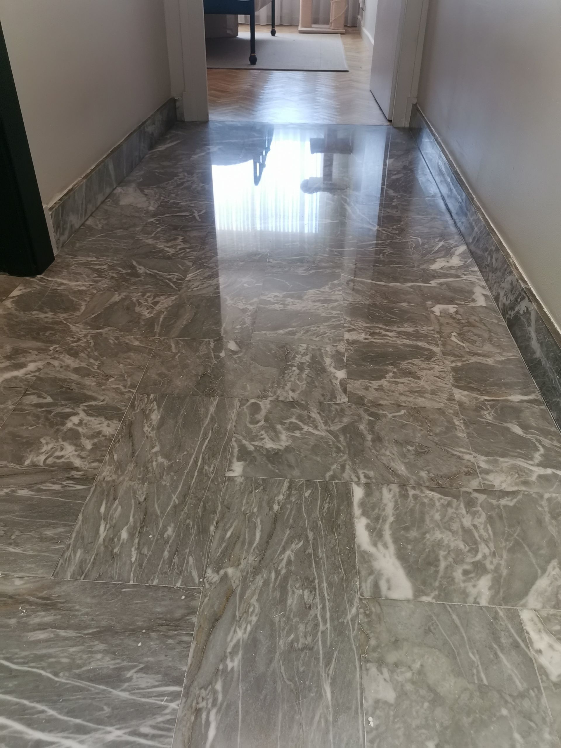 Un sol en marbre gris.