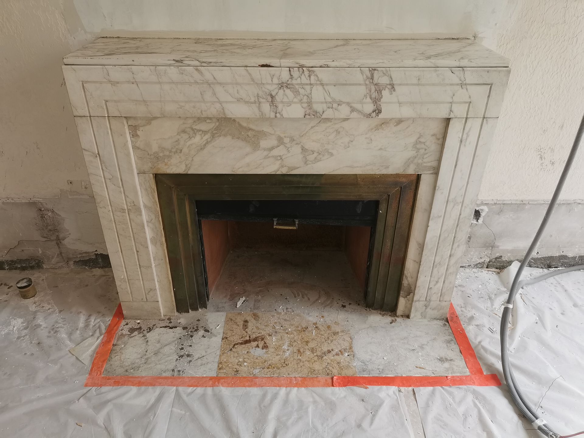Une cheminée en marbre en cours de traitement.