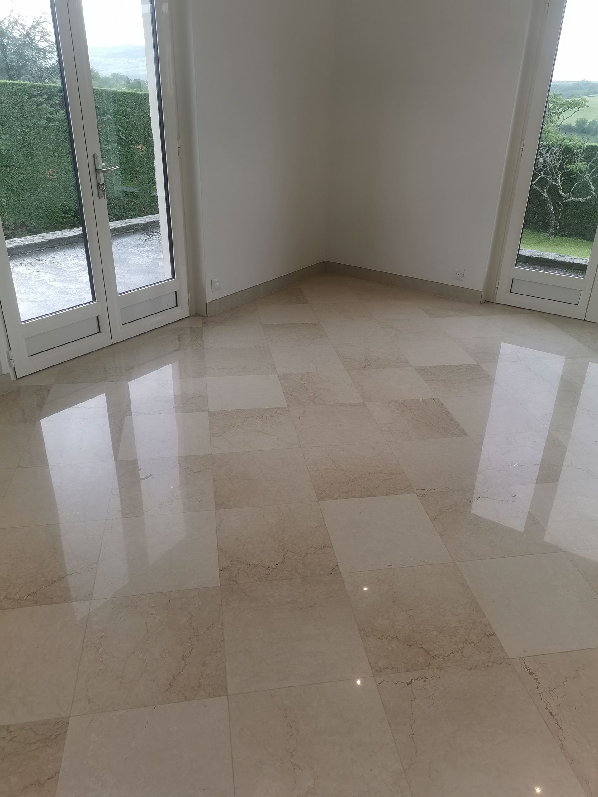 Un sol fait de dalles de travertin.