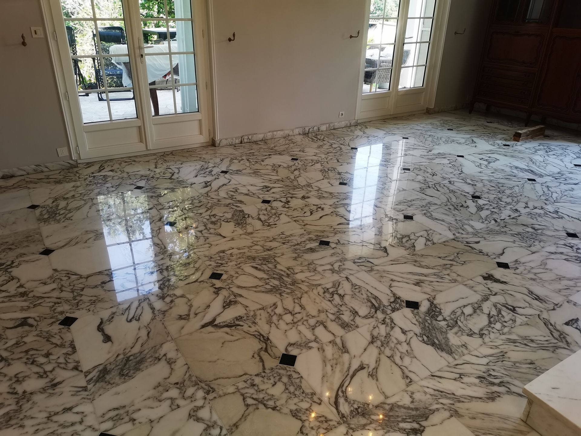 Un sol en marbre brillant après sa restauration.