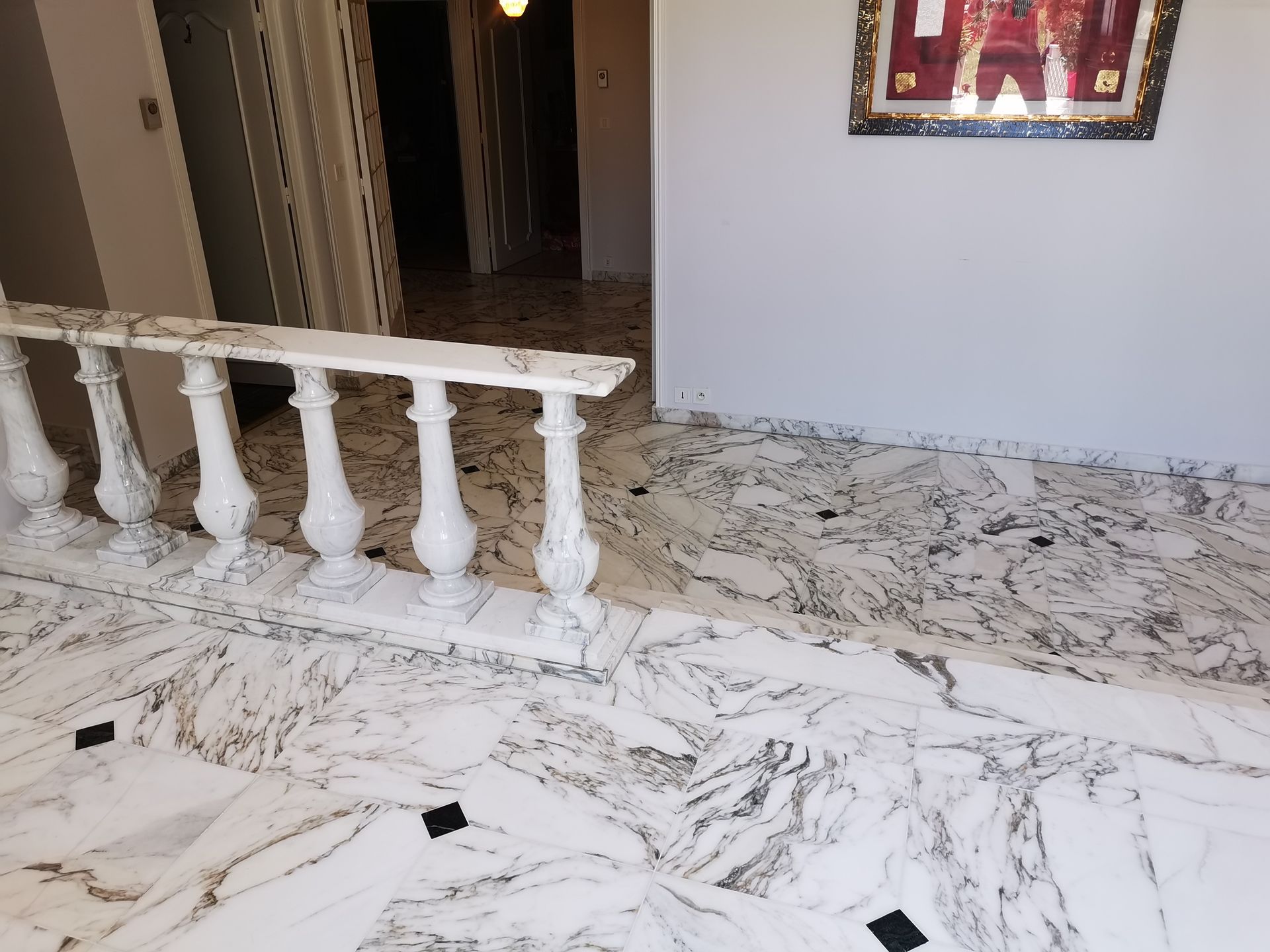 Un sol et un garde-corps en marbre.