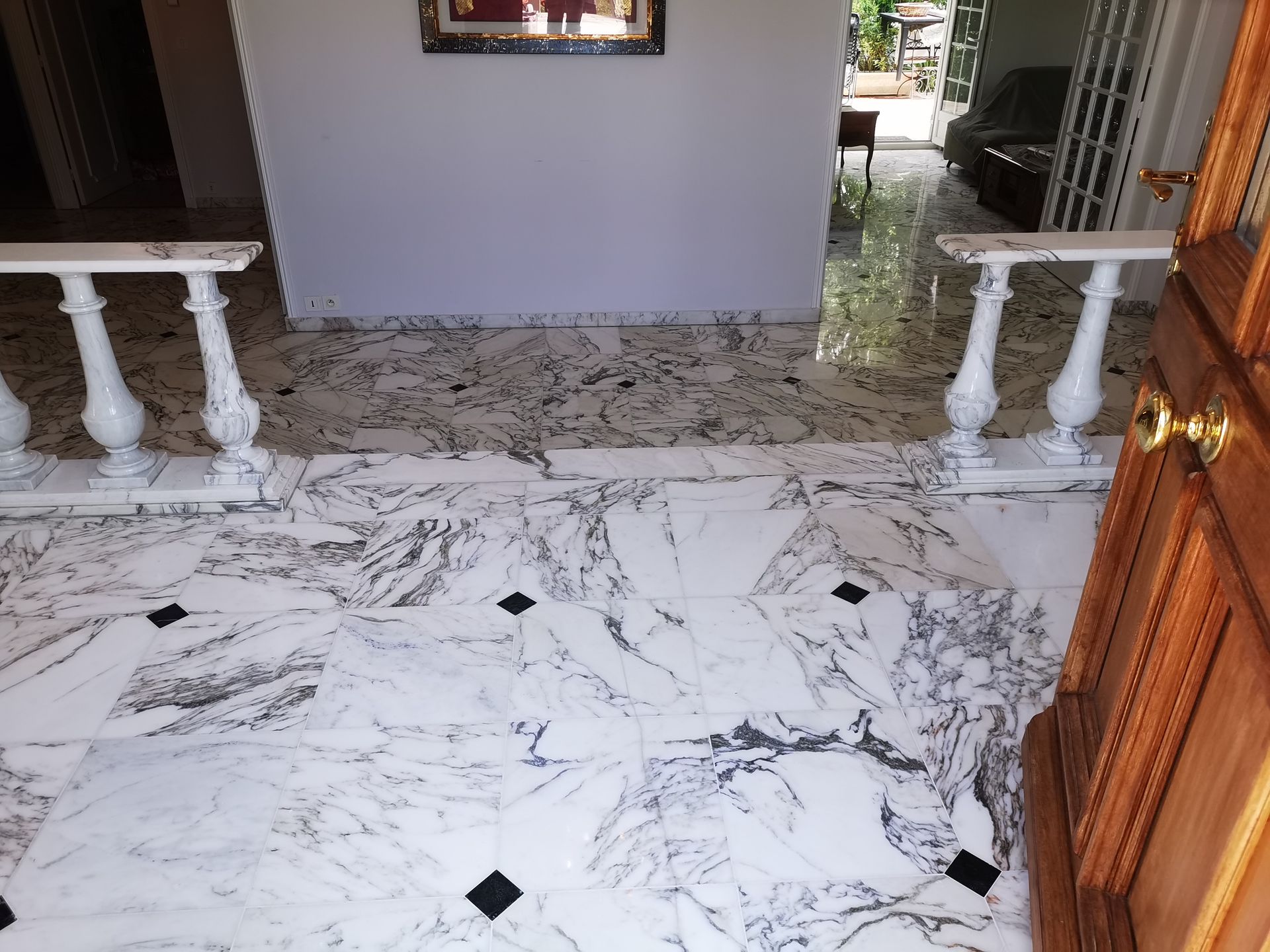 Un sol de carreaux en marbre gris.