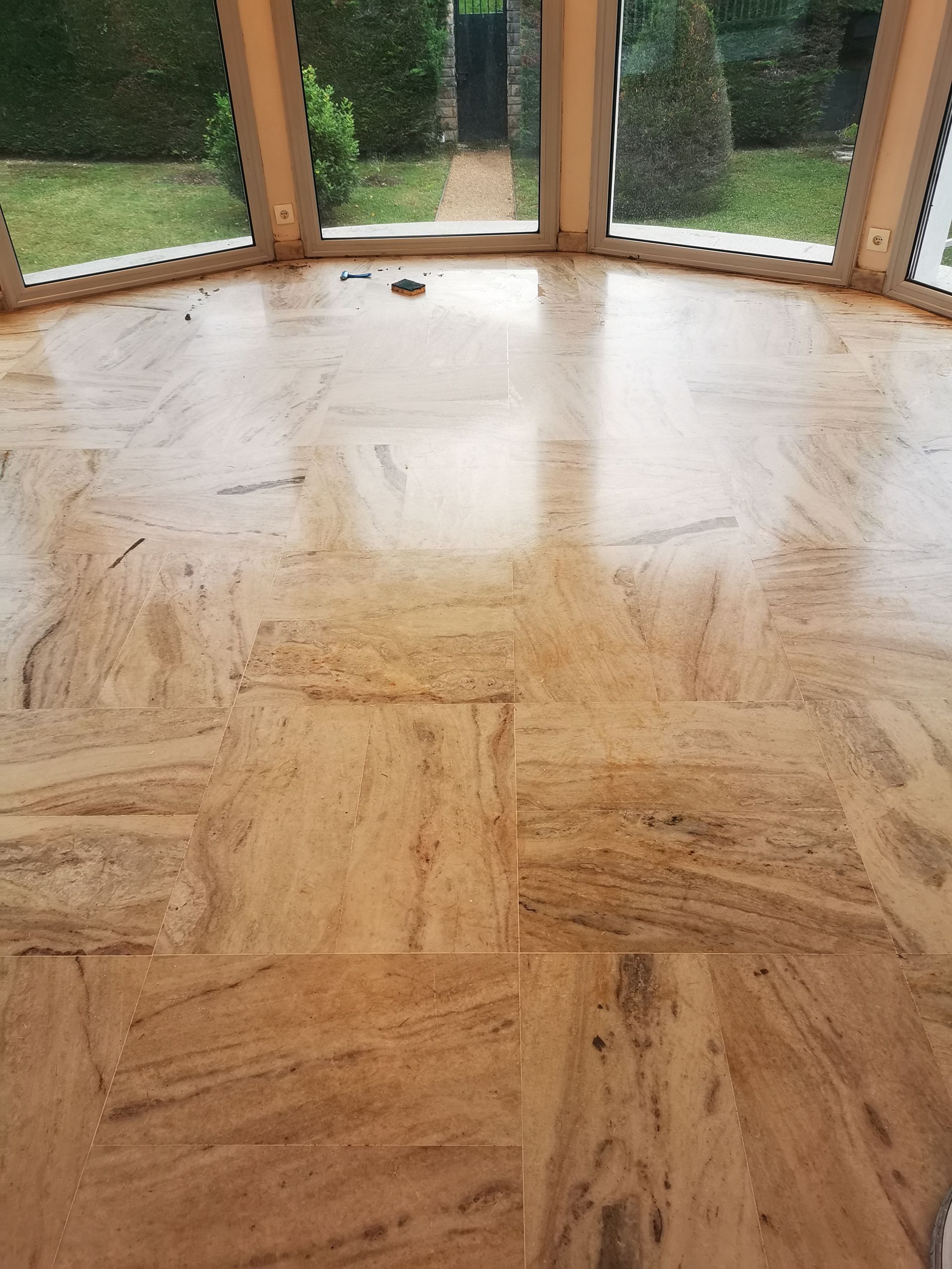 Un sol fait de carreaux en marbre bruns.